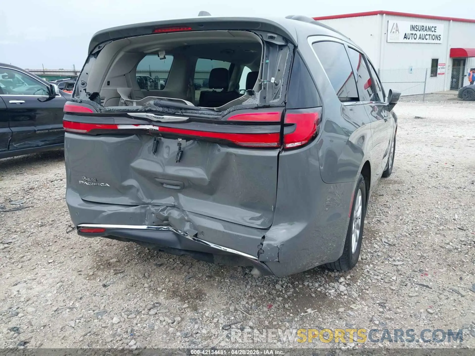 4 Photograph of a damaged car 2C4RC1BG8NR112881 CHRYSLER PACIFICA 2022