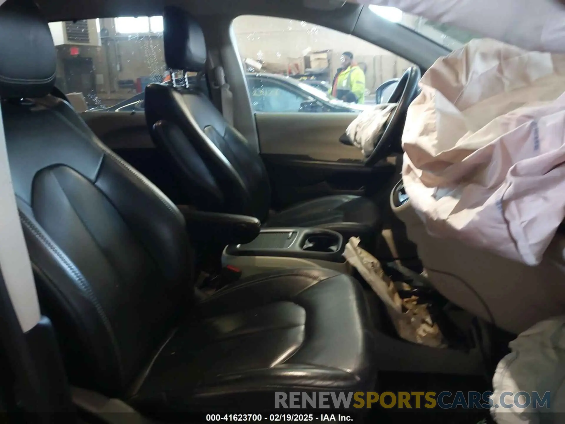 5 Photograph of a damaged car 2C4RC1BG8NR122309 CHRYSLER PACIFICA 2022