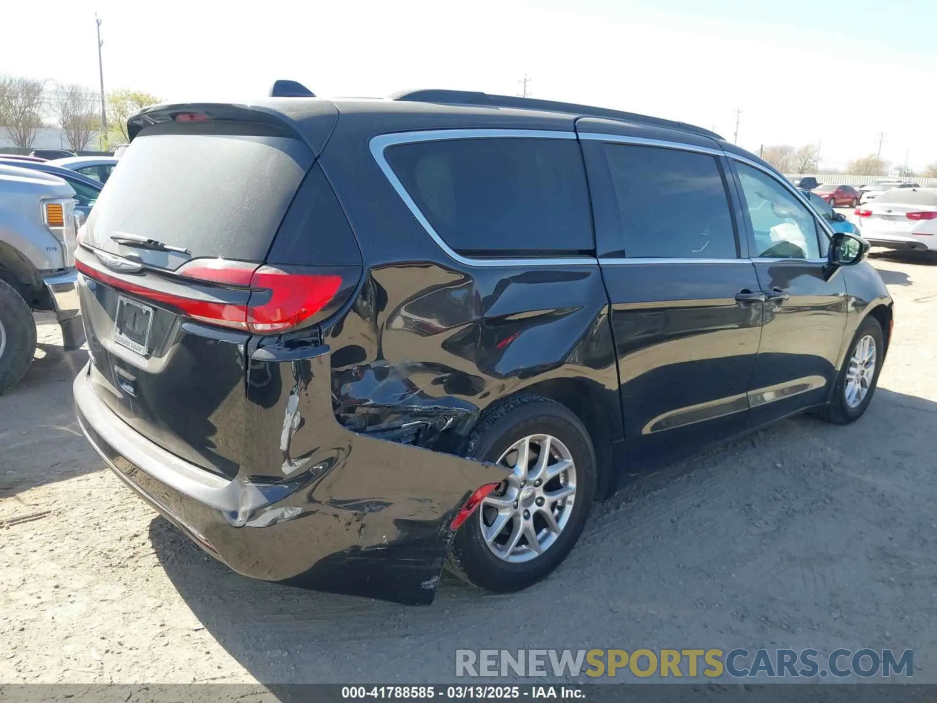 4 Photograph of a damaged car 2C4RC1BG8NR169579 CHRYSLER PACIFICA 2022