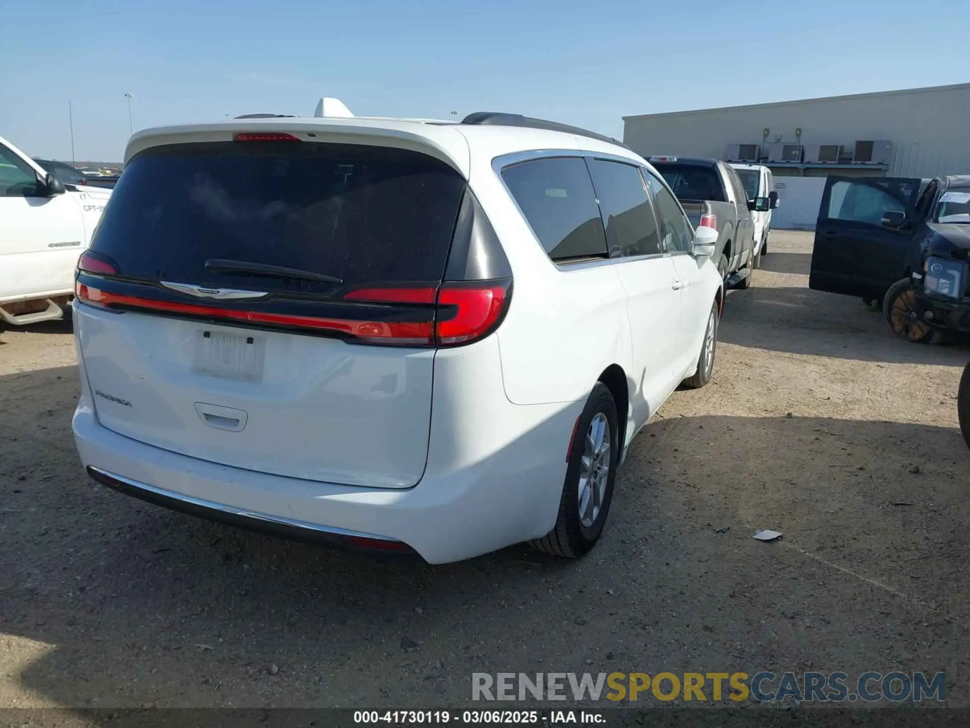 4 Photograph of a damaged car 2C4RC1BG8NR191131 CHRYSLER PACIFICA 2022
