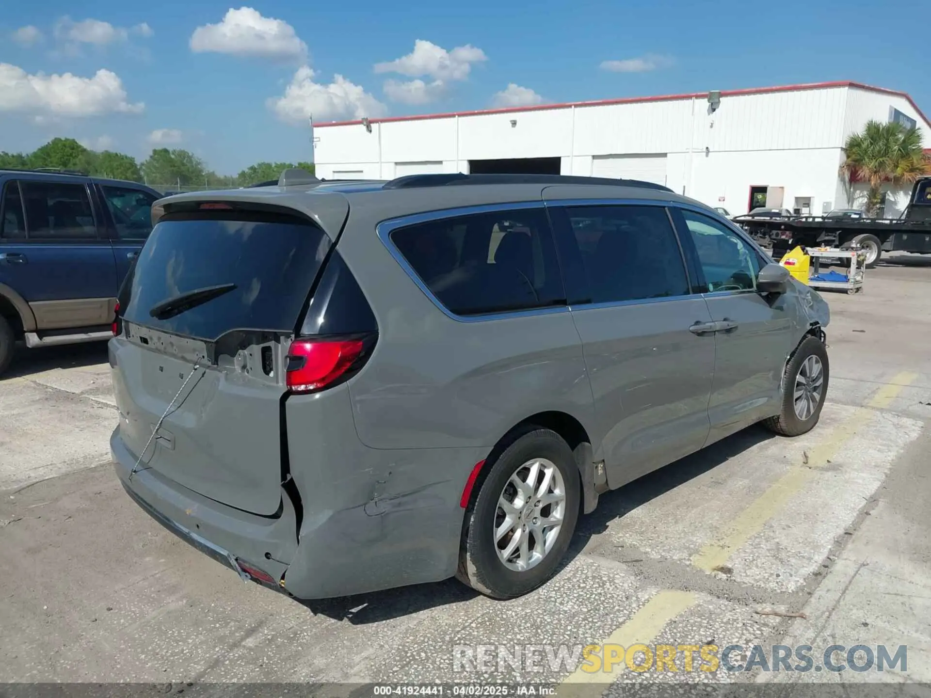 4 Photograph of a damaged car 2C4RC1BG9NR157831 CHRYSLER PACIFICA 2022