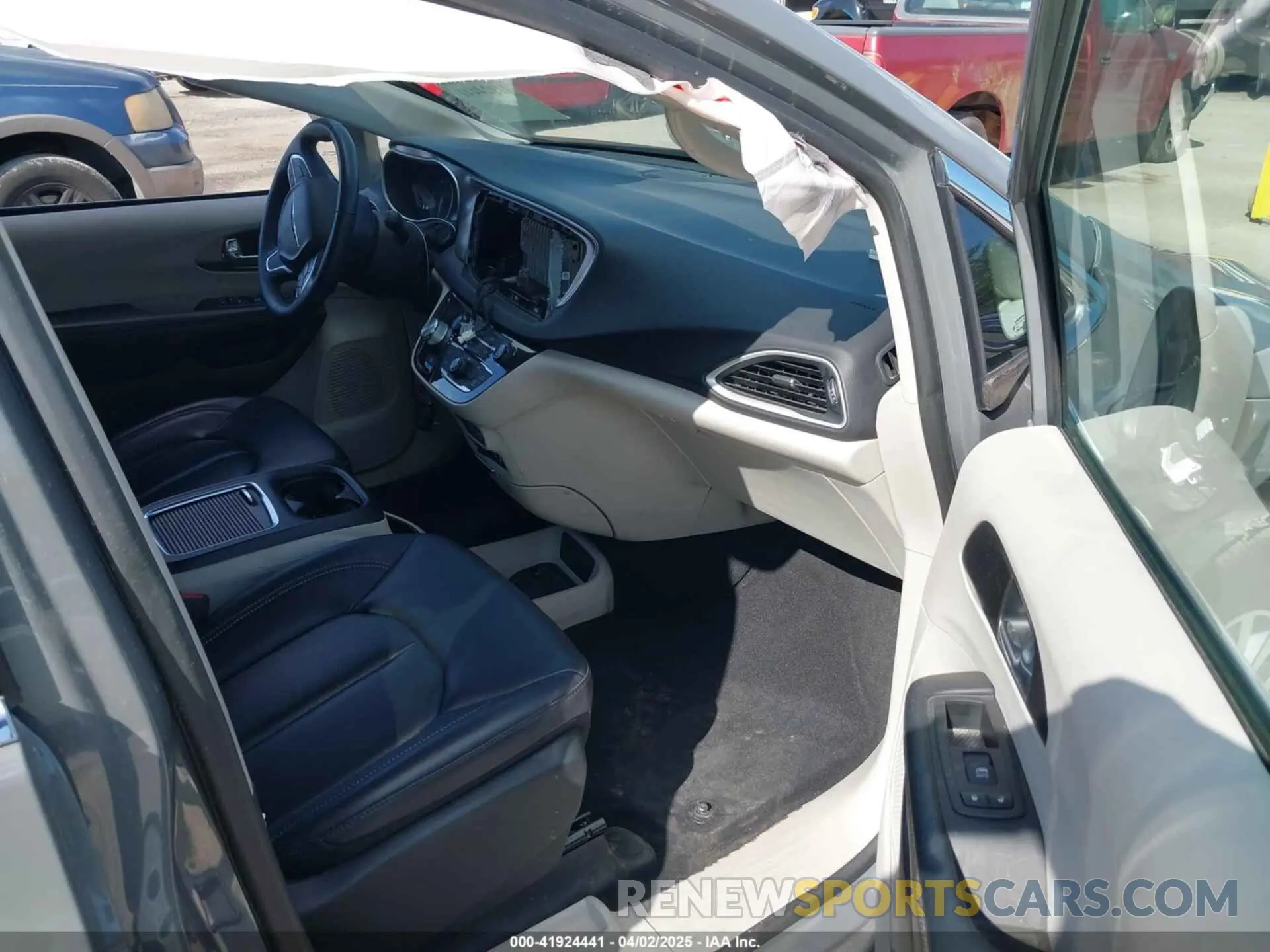 5 Photograph of a damaged car 2C4RC1BG9NR157831 CHRYSLER PACIFICA 2022