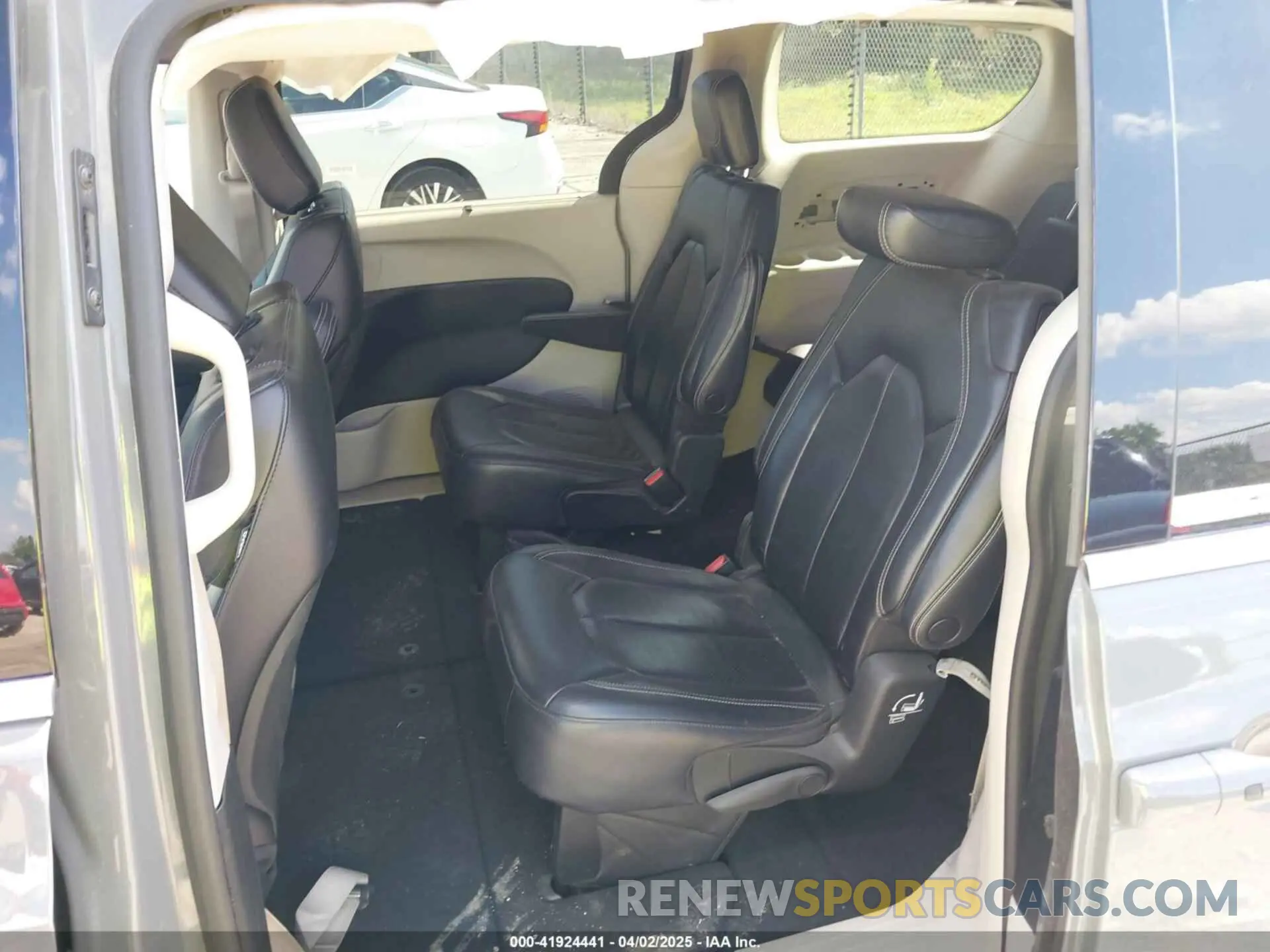 8 Photograph of a damaged car 2C4RC1BG9NR157831 CHRYSLER PACIFICA 2022