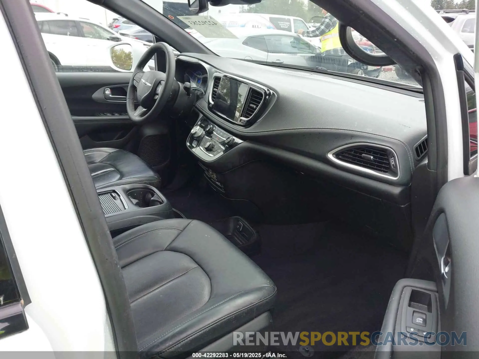 5 Photograph of a damaged car 2C4RC1BG9NR212875 CHRYSLER PACIFICA 2022