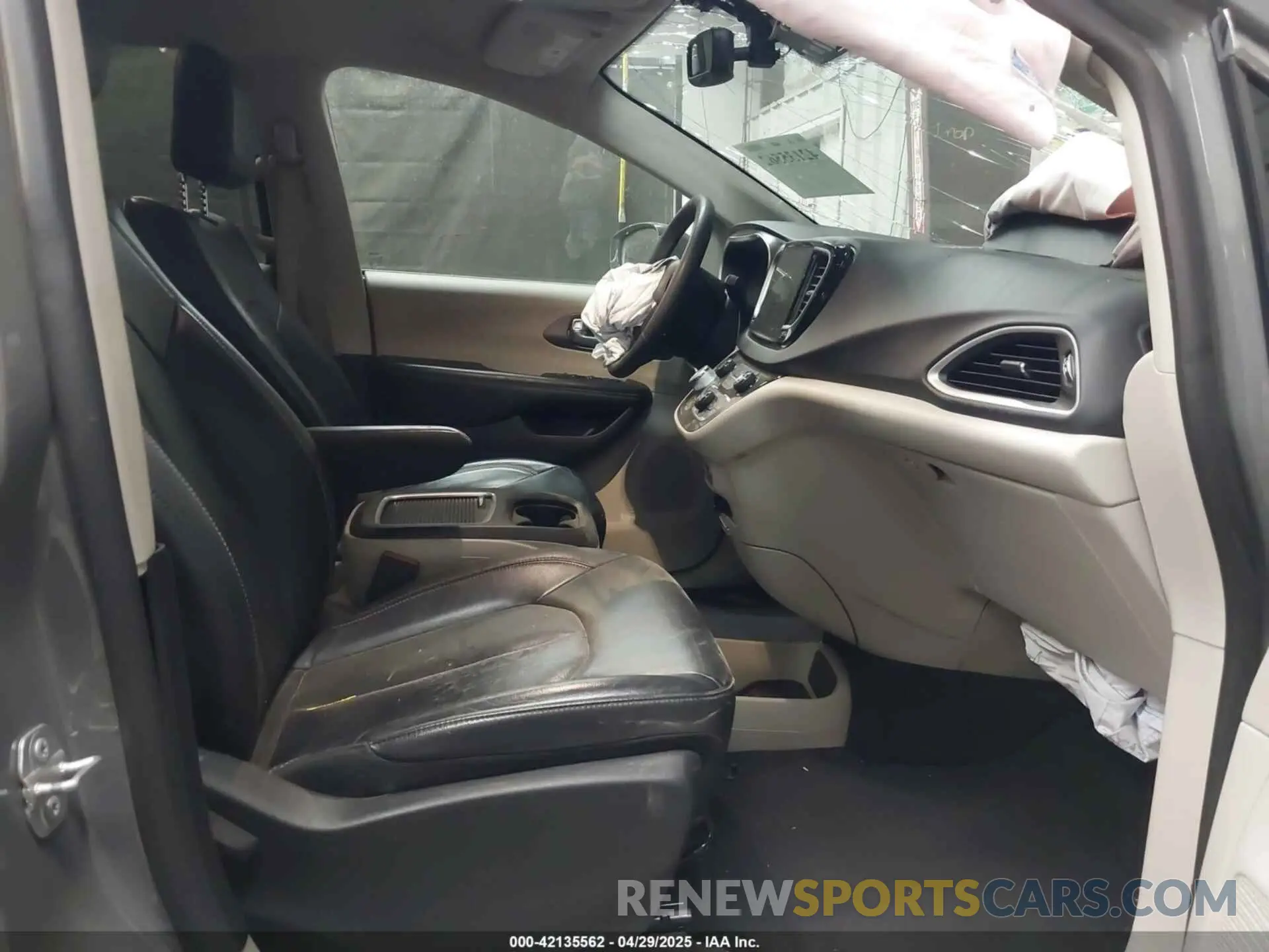 5 Photograph of a damaged car 2C4RC1BGXNR235047 CHRYSLER PACIFICA 2022