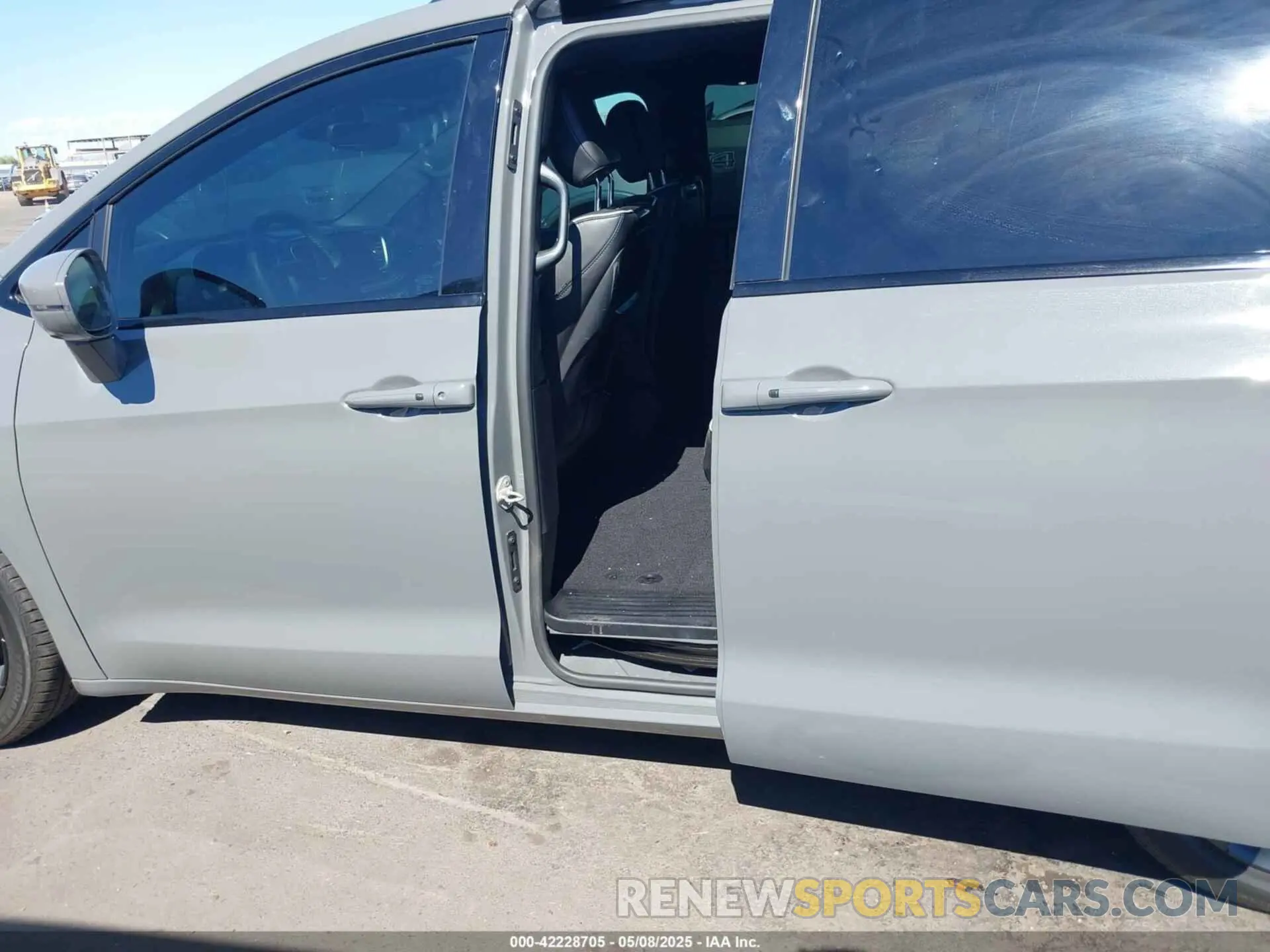 14 Photograph of a damaged car 2C4RC1GG0NR187714 CHRYSLER PACIFICA 2022