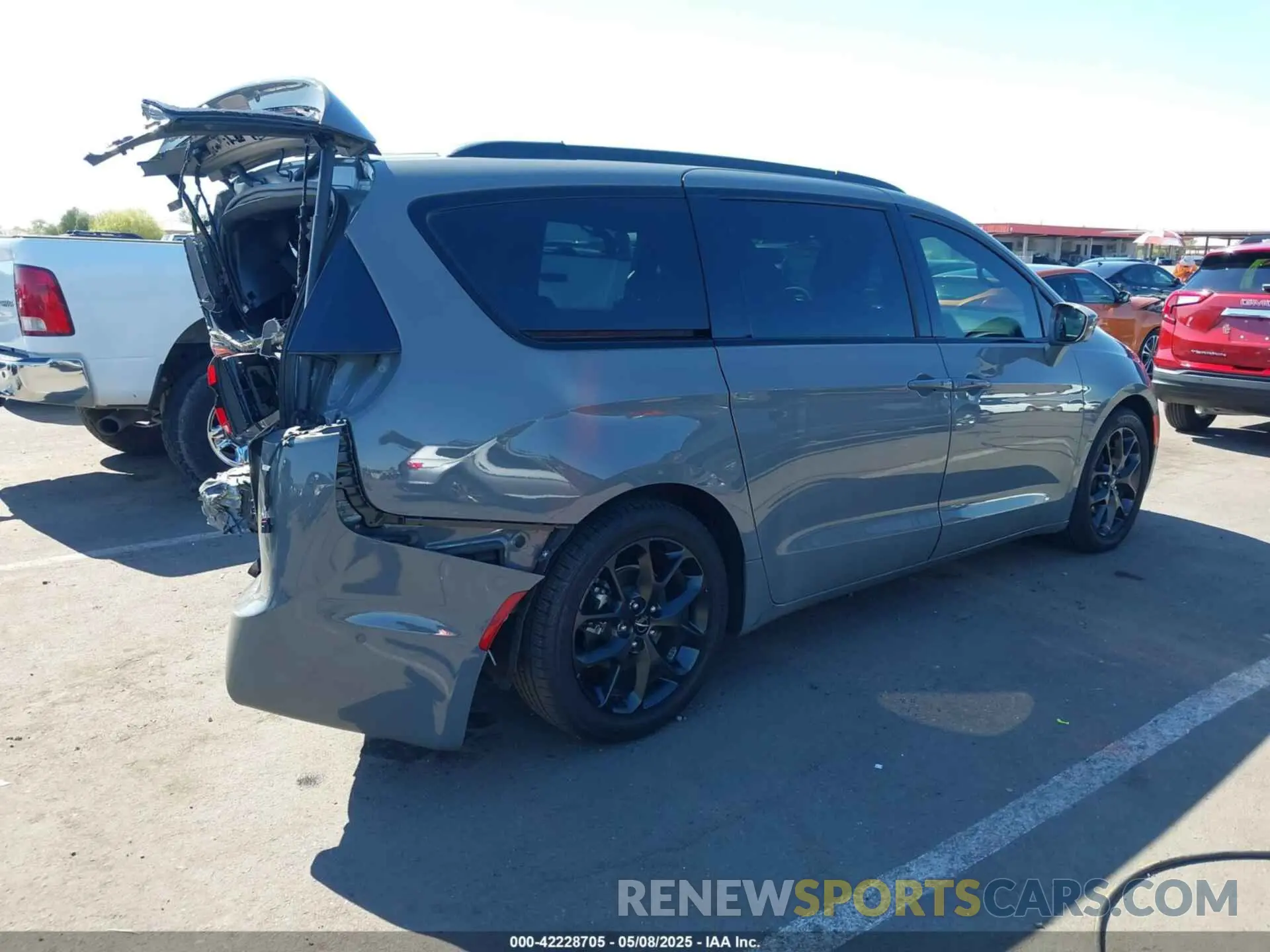 4 Photograph of a damaged car 2C4RC1GG0NR187714 CHRYSLER PACIFICA 2022