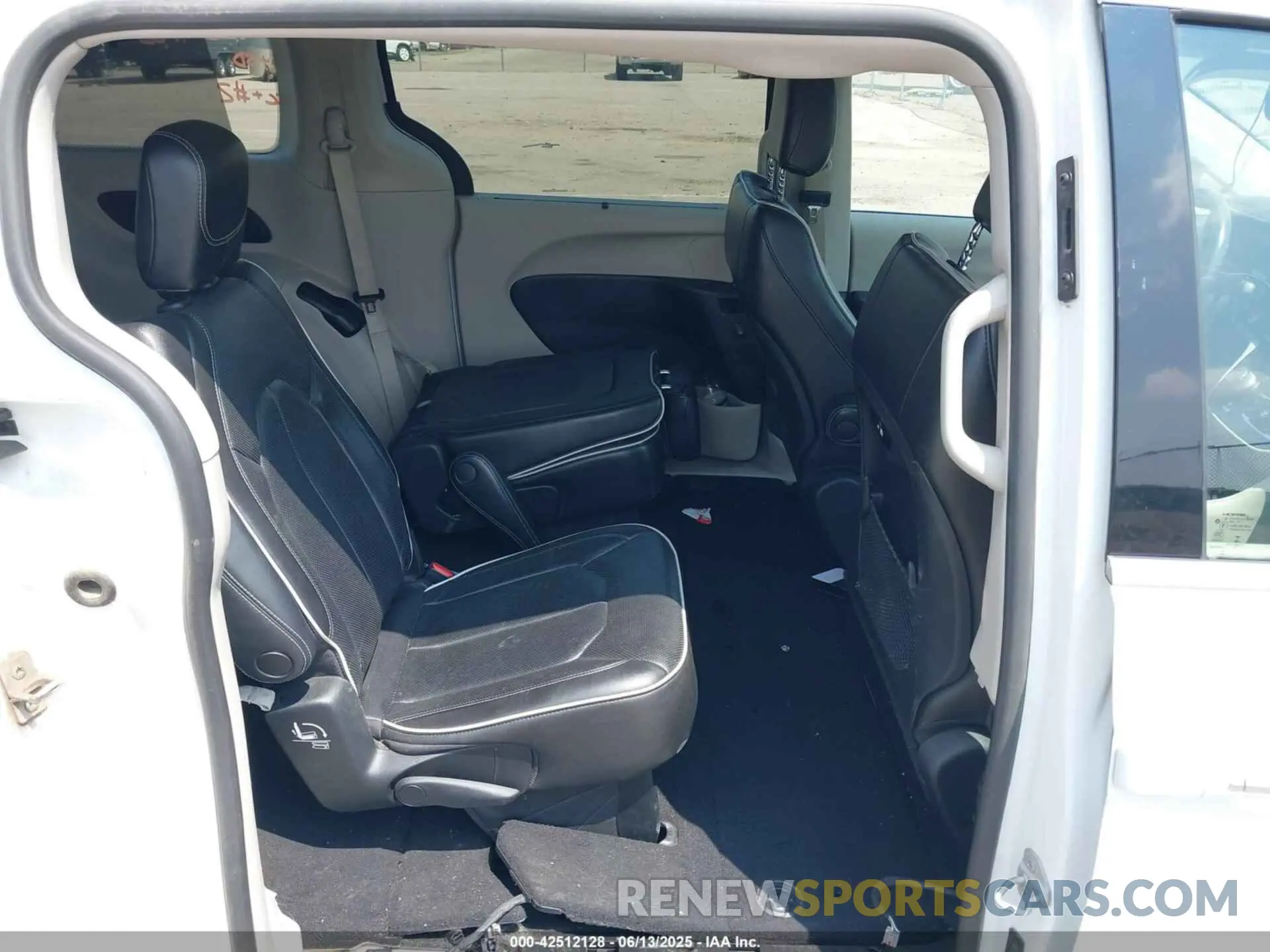 8 Photograph of a damaged car 2C4RC1GG5NR112152 CHRYSLER PACIFICA 2022