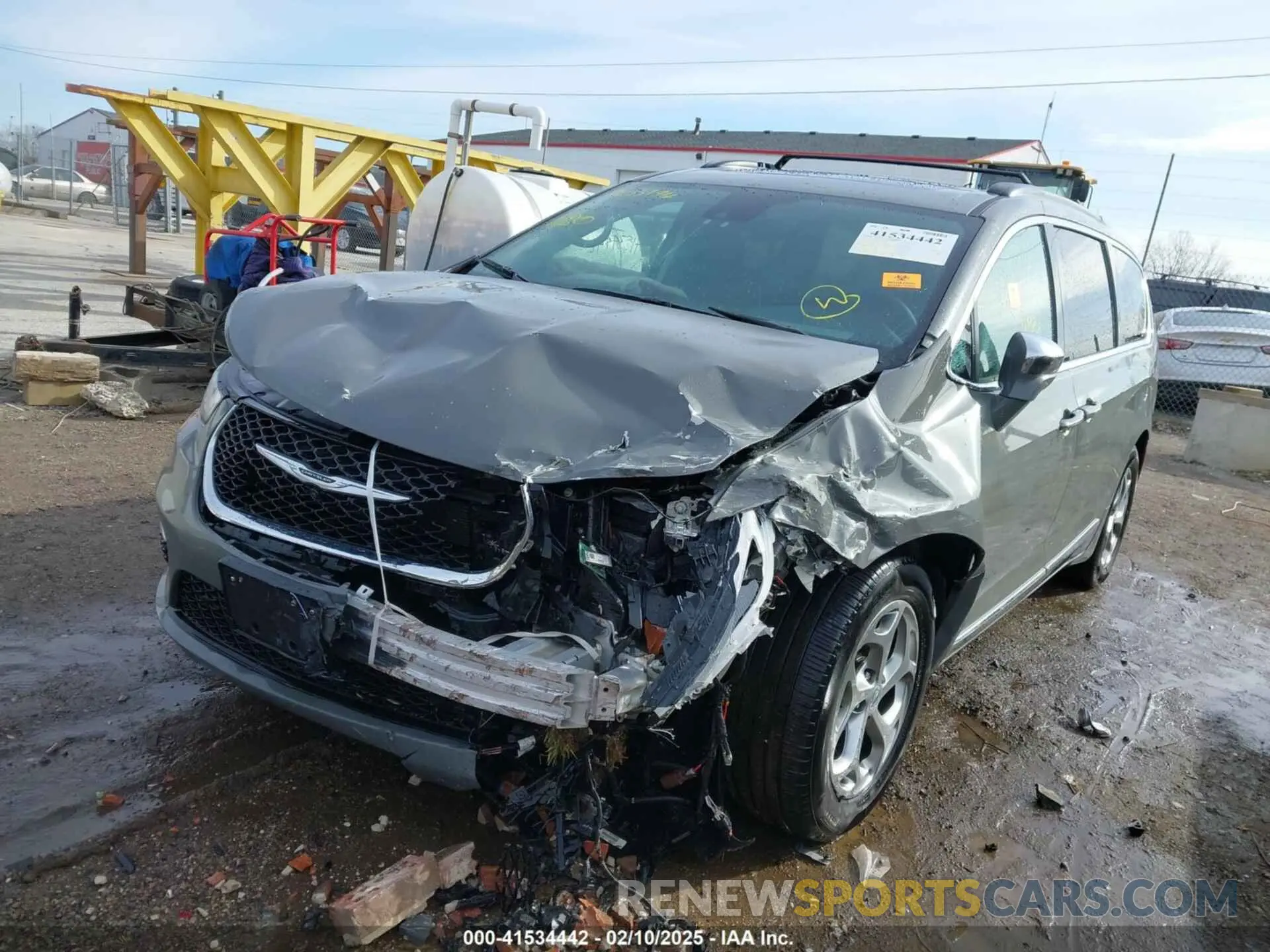2 Photograph of a damaged car 2C4RC1GG5NR176000 CHRYSLER PACIFICA 2022