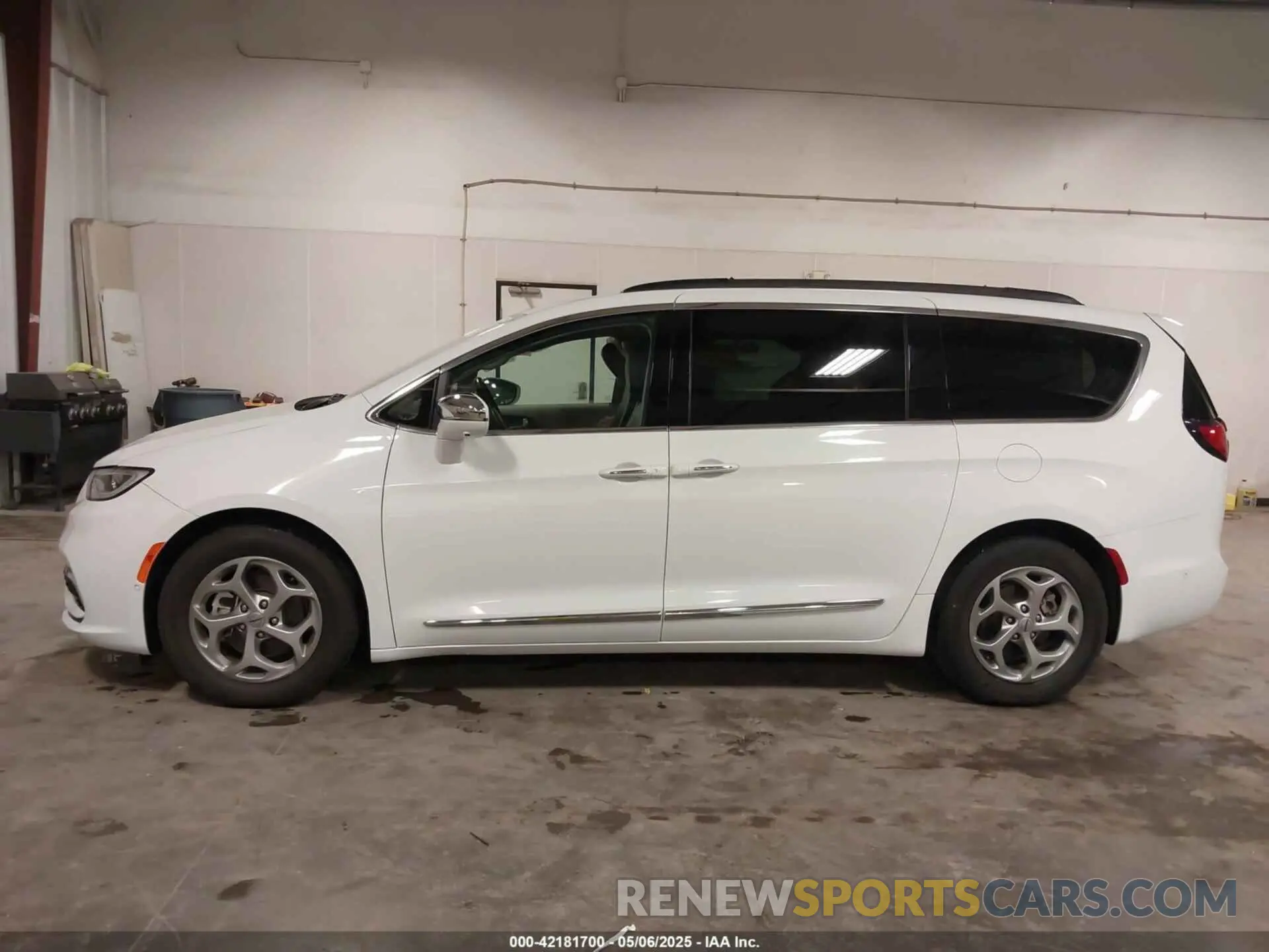 14 Photograph of a damaged car 2C4RC1GG6NR147220 CHRYSLER PACIFICA 2022