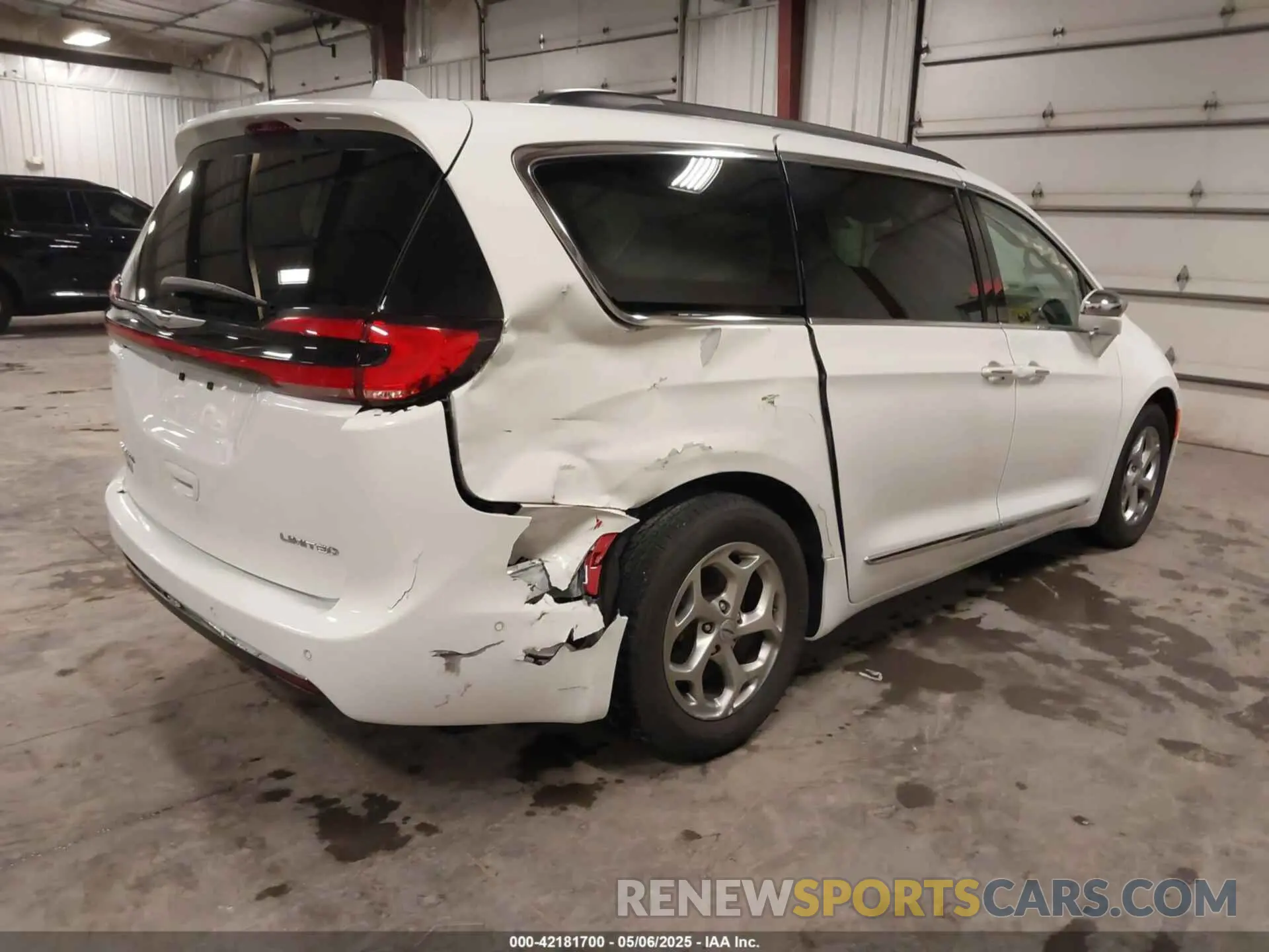 4 Photograph of a damaged car 2C4RC1GG6NR147220 CHRYSLER PACIFICA 2022