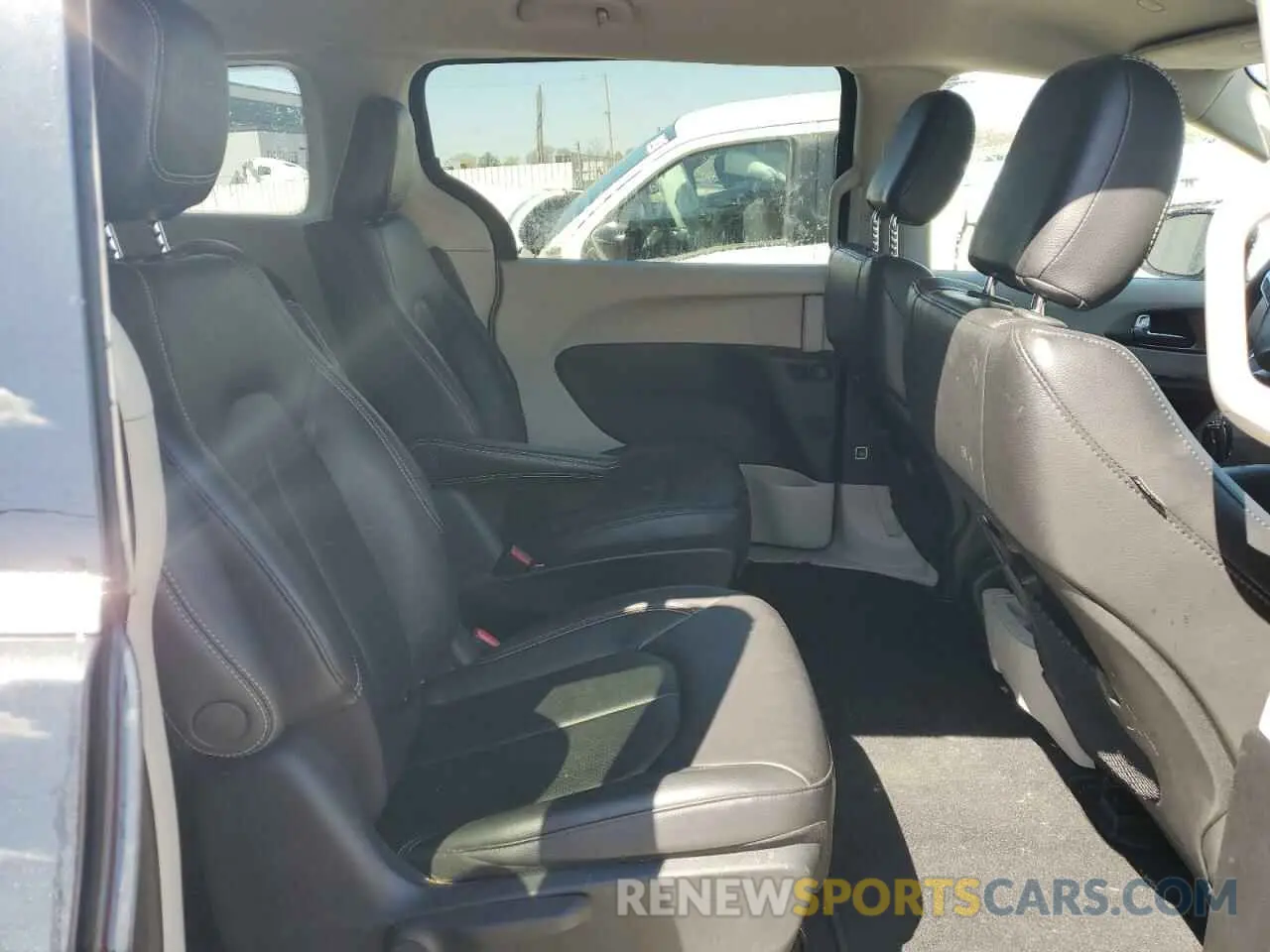 11 Photograph of a damaged car 2C4RC1L7XNR148070 CHRYSLER PACIFICA 2022