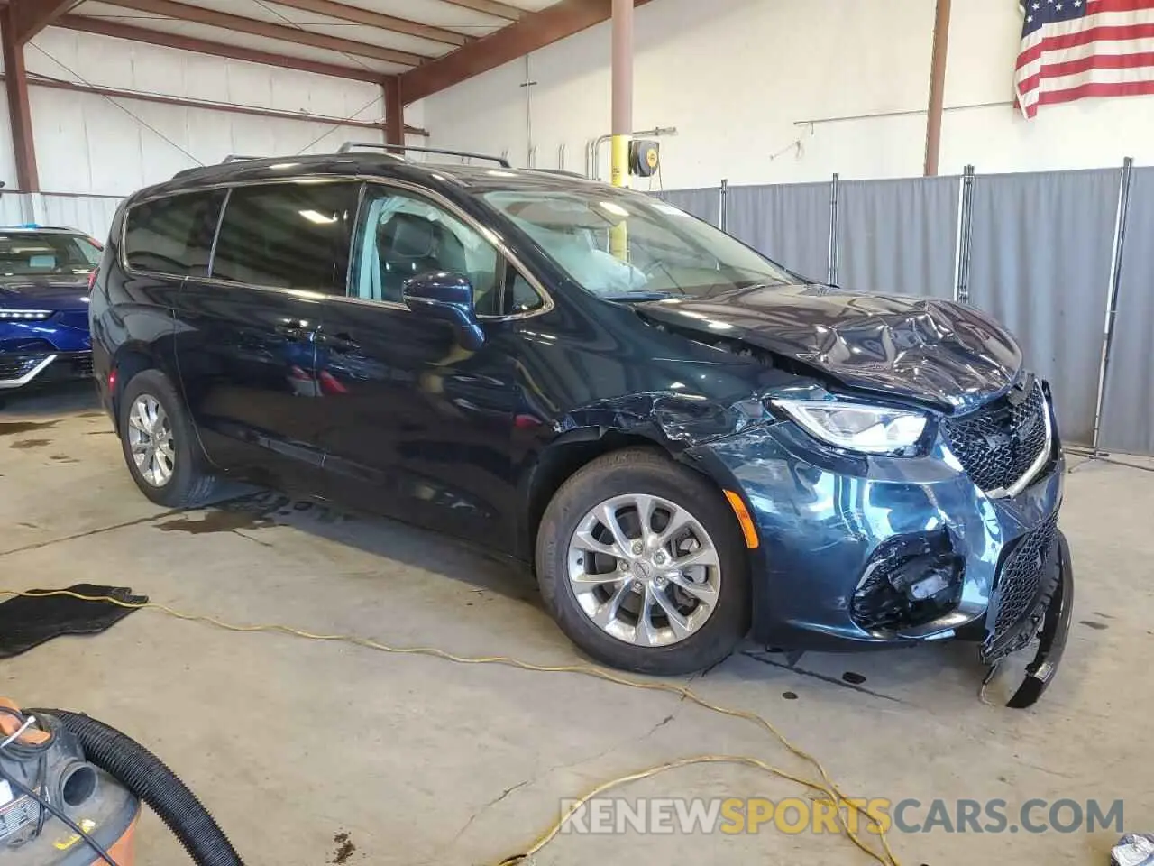4 Photograph of a damaged car 2C4RC3BG6NR105844 CHRYSLER PACIFICA 2022