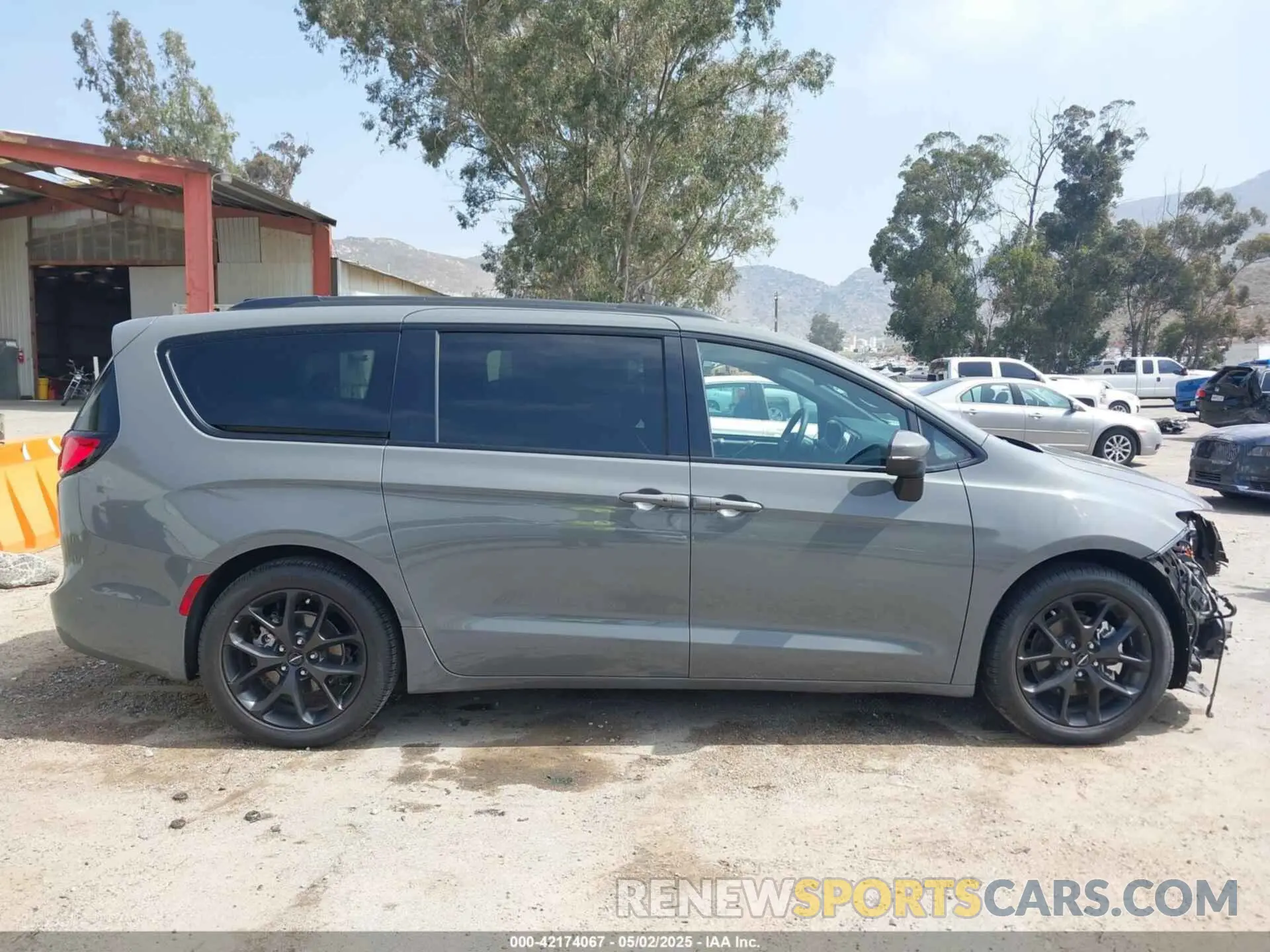 13 Photograph of a damaged car 2C4RC1BG0PR517961 CHRYSLER PACIFICA 2023