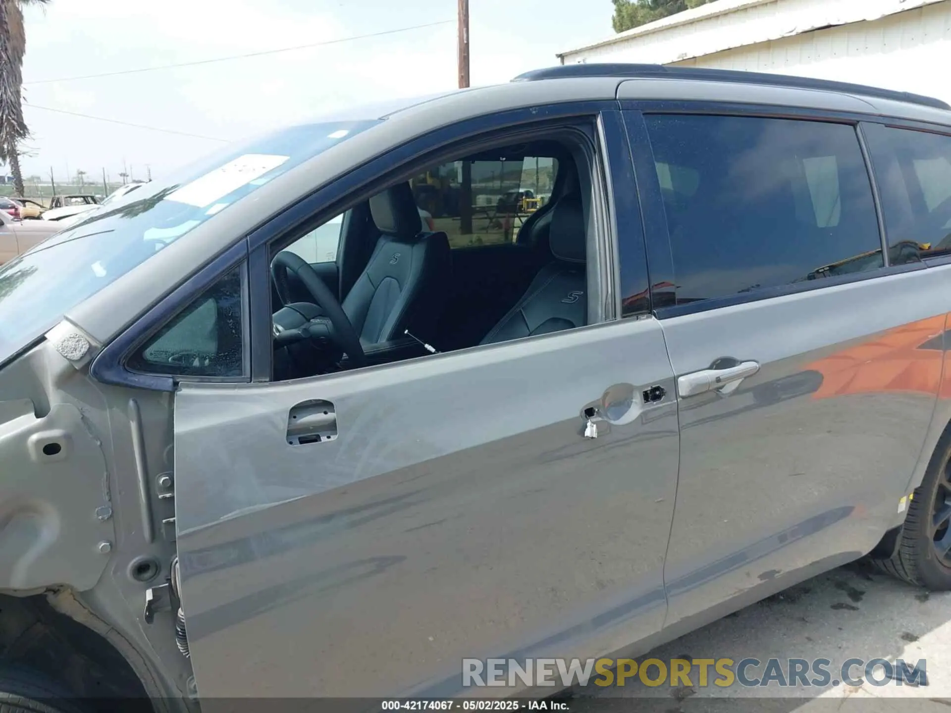 18 Photograph of a damaged car 2C4RC1BG0PR517961 CHRYSLER PACIFICA 2023
