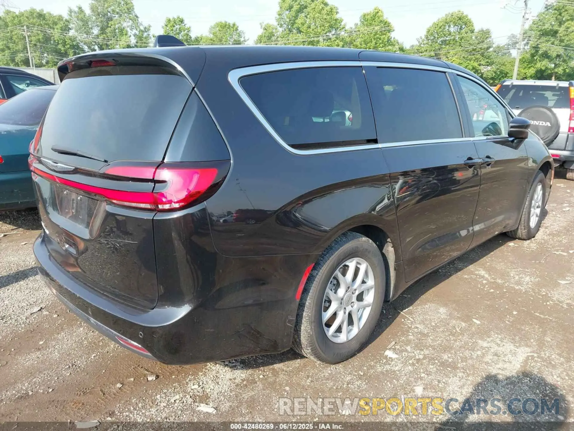 4 Photograph of a damaged car 2C4RC1BG0PR533366 CHRYSLER PACIFICA 2023