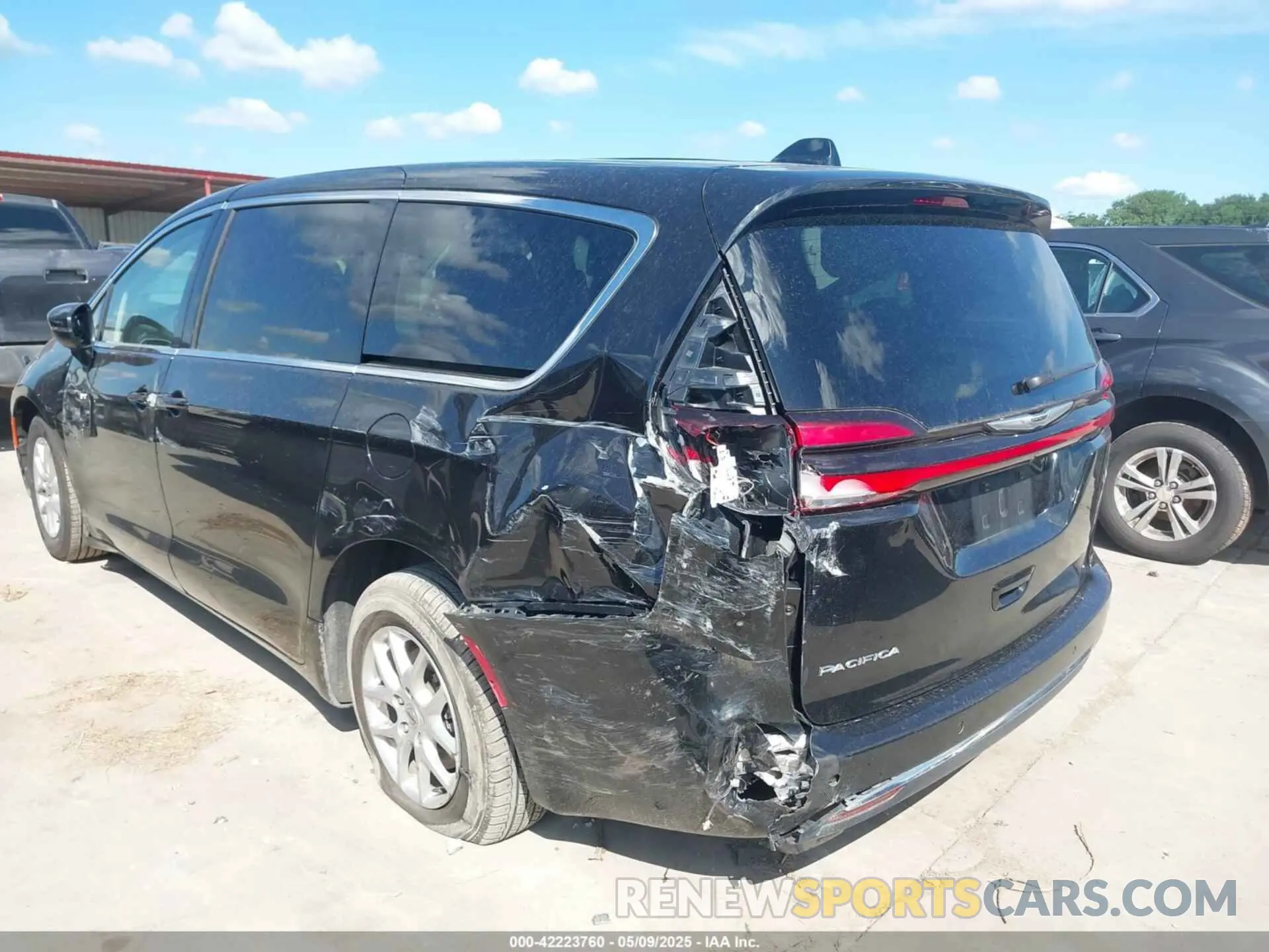 3 Фотография поврежденного автомобиля 2C4RC1BG0PR586391 CHRYSLER PACIFICA 2023