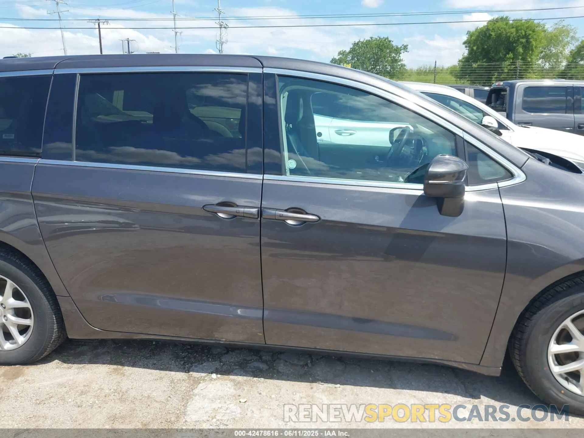 13 Photograph of a damaged car 2C4RC1BG1PR612691 CHRYSLER PACIFICA 2023