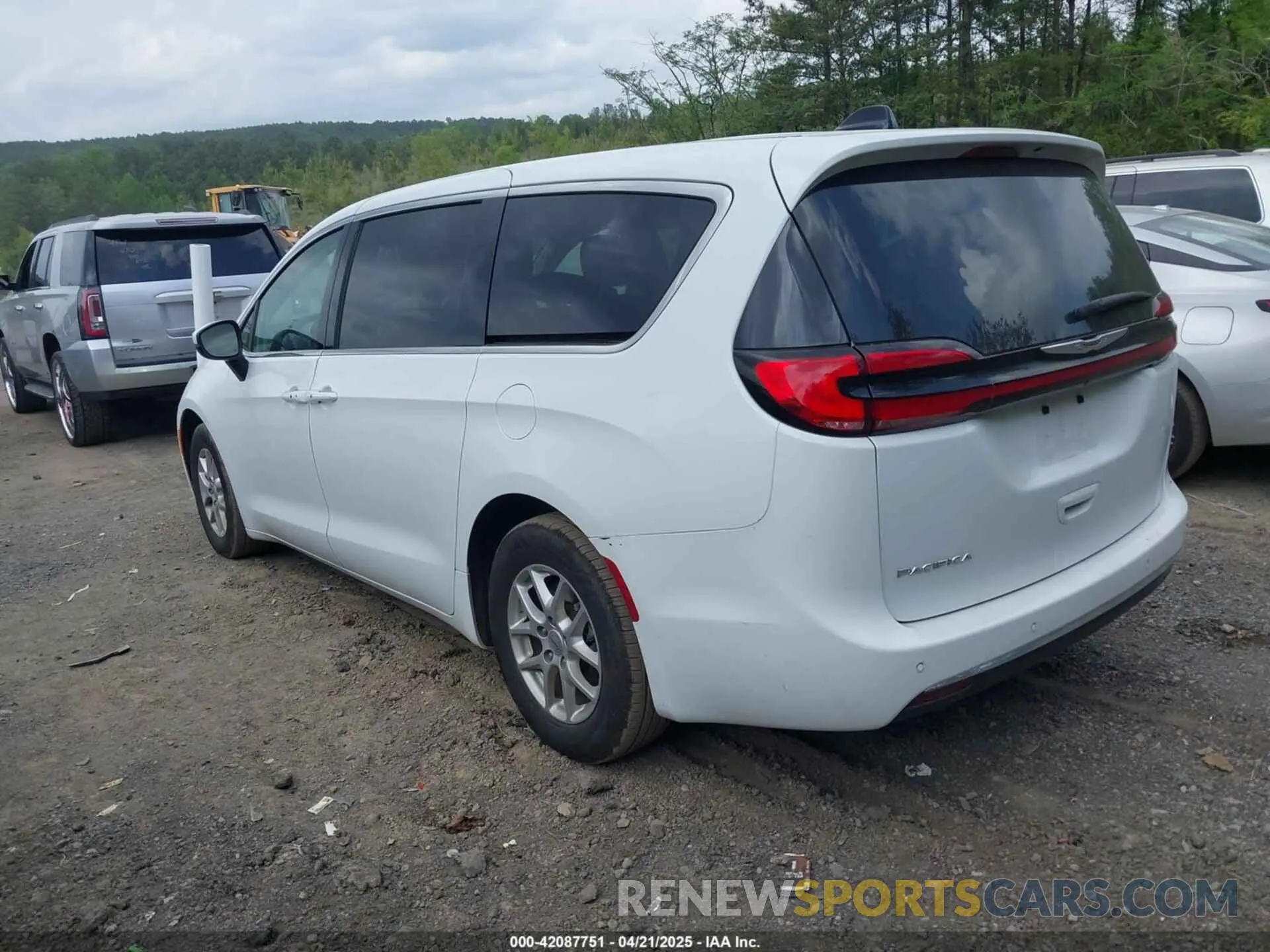 3 Фотография поврежденного автомобиля 2C4RC1BG3PR578057 CHRYSLER PACIFICA 2023