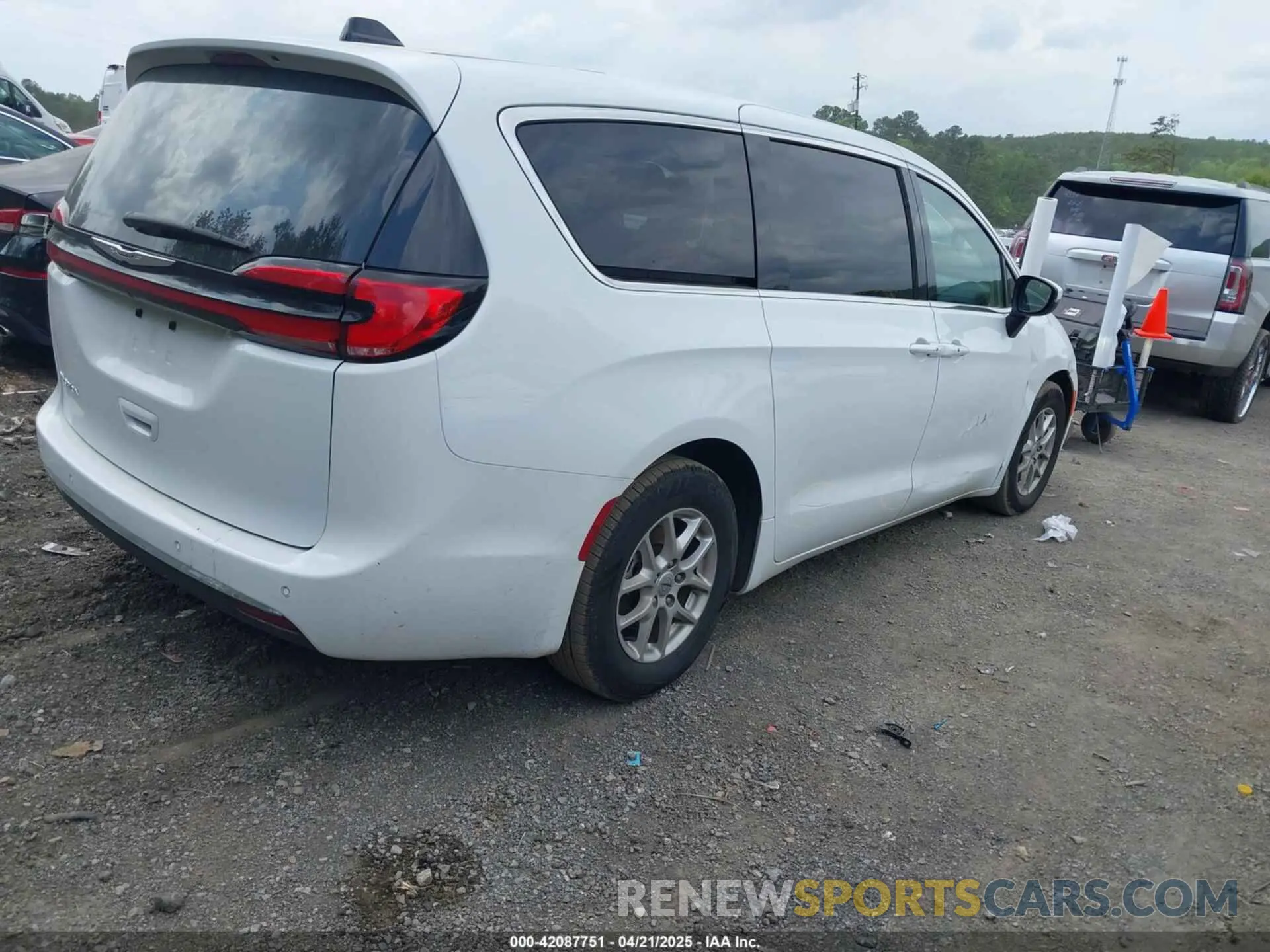 4 Фотография поврежденного автомобиля 2C4RC1BG3PR578057 CHRYSLER PACIFICA 2023