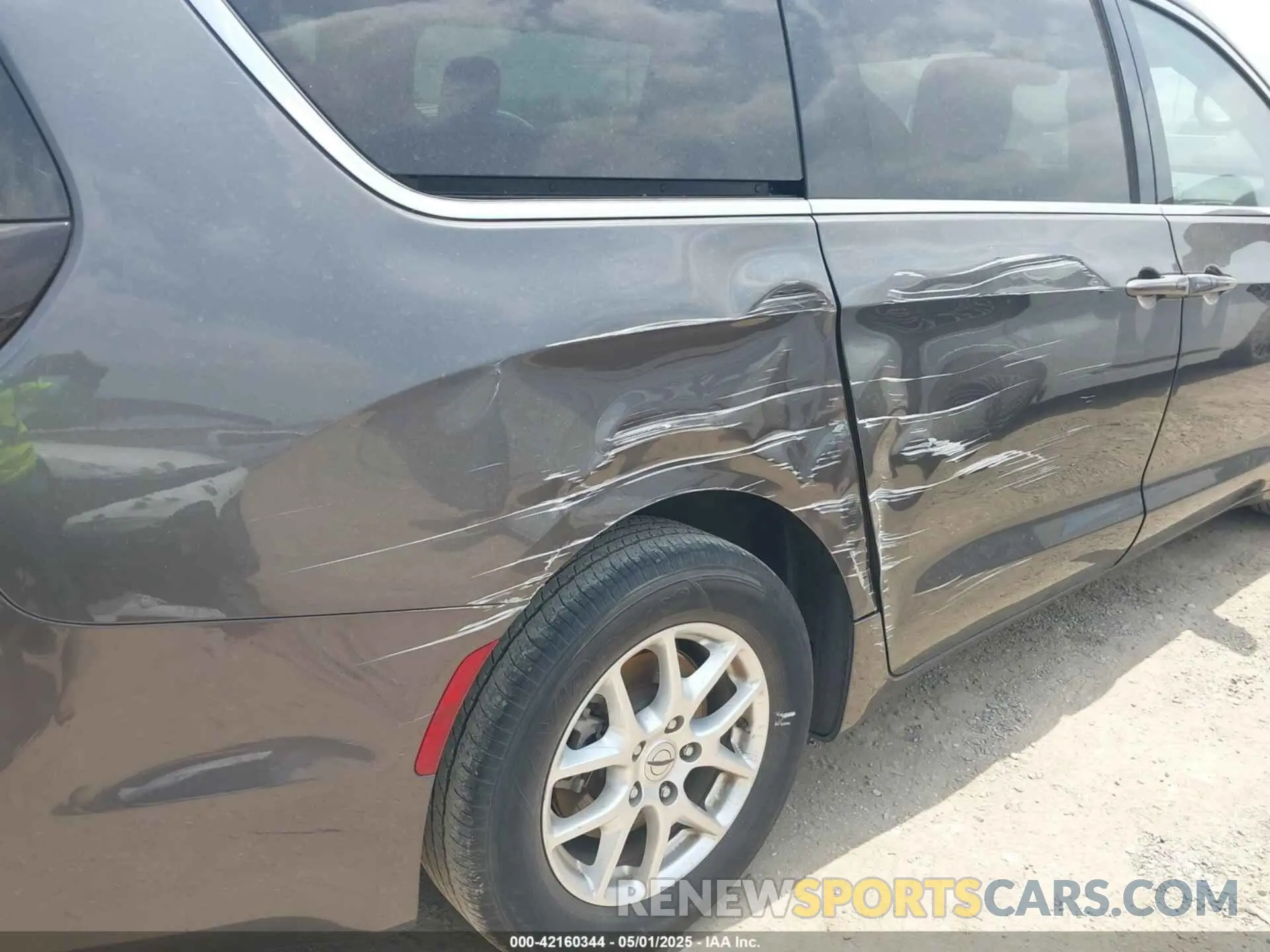 6 Photograph of a damaged car 2C4RC1BG6PR546509 CHRYSLER PACIFICA 2023