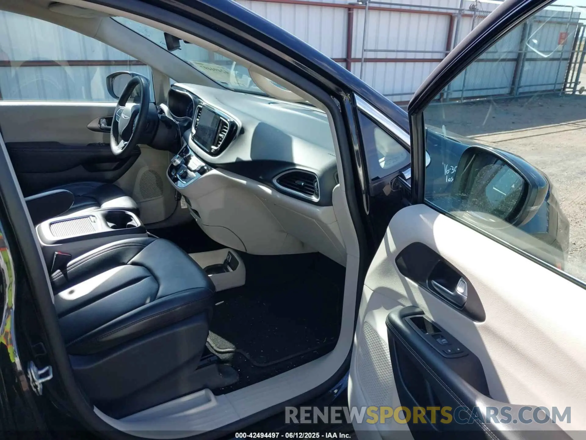 5 Photograph of a damaged car 2C4RC1BG6PR627199 CHRYSLER PACIFICA 2023