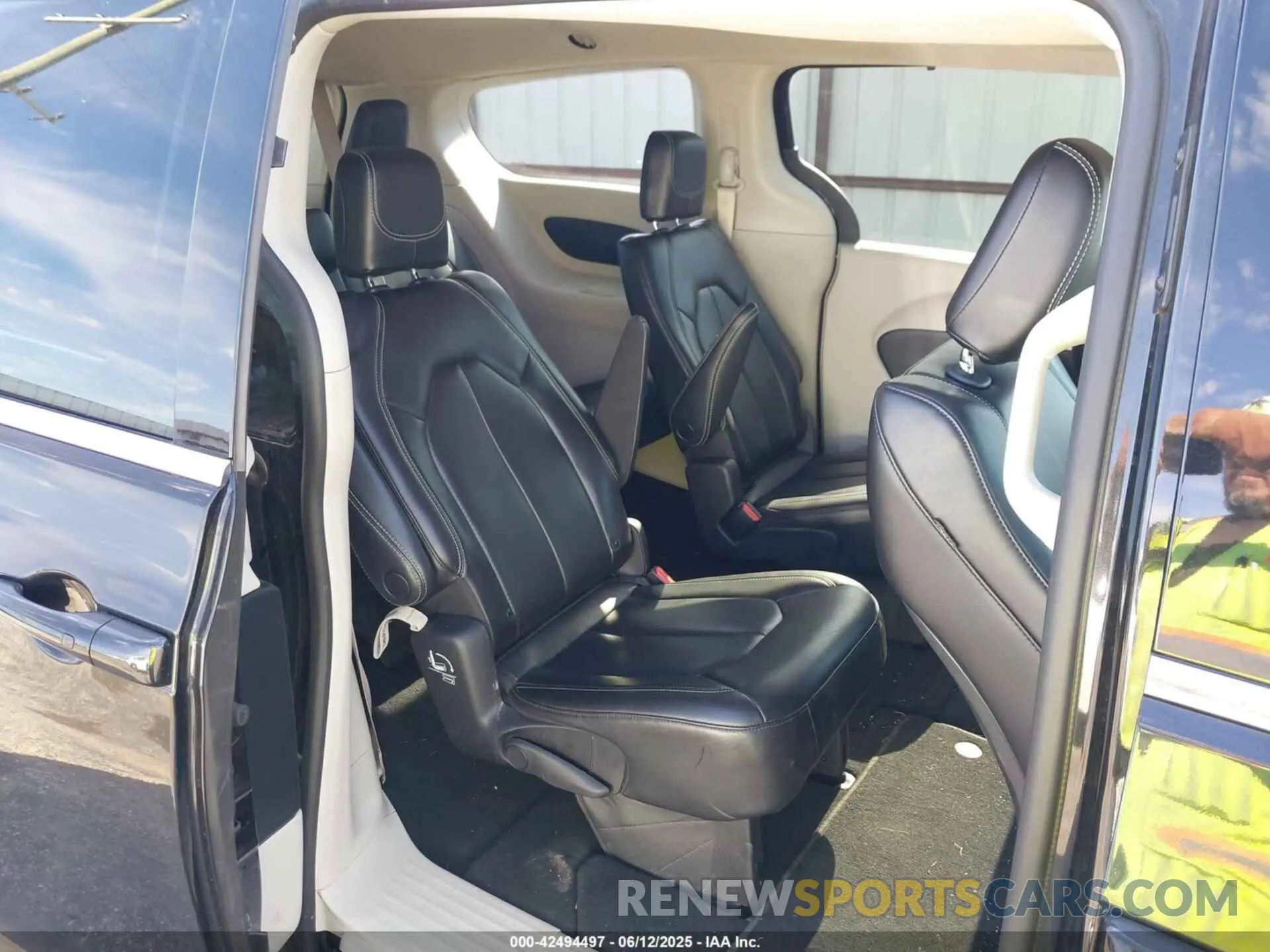 8 Photograph of a damaged car 2C4RC1BG6PR627199 CHRYSLER PACIFICA 2023