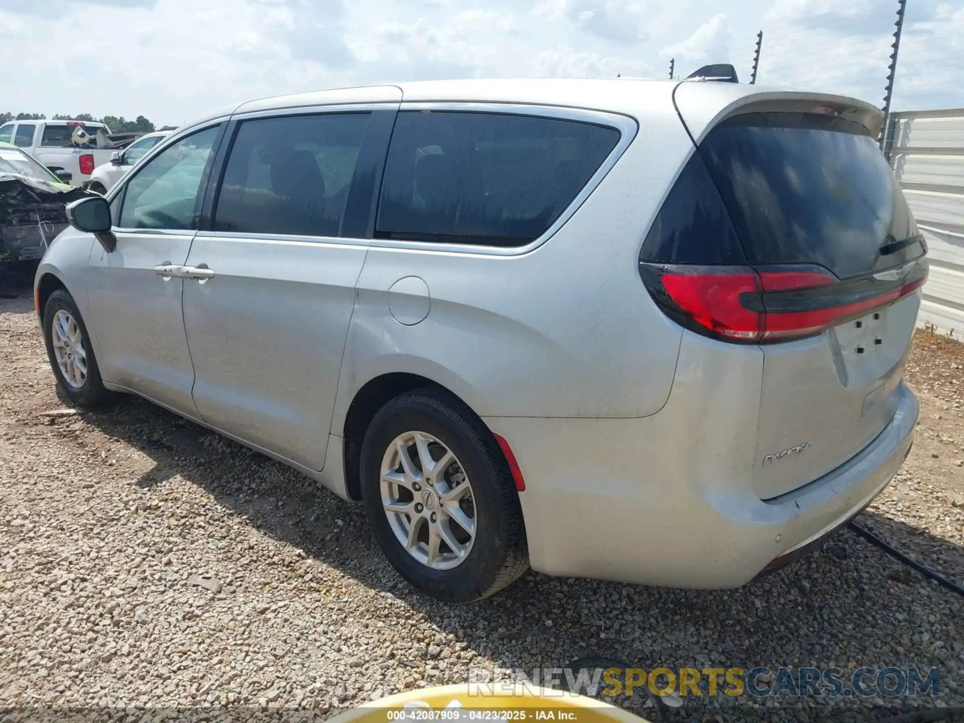 3 Фотография поврежденного автомобиля 2C4RC1BG7PR521232 CHRYSLER PACIFICA 2023