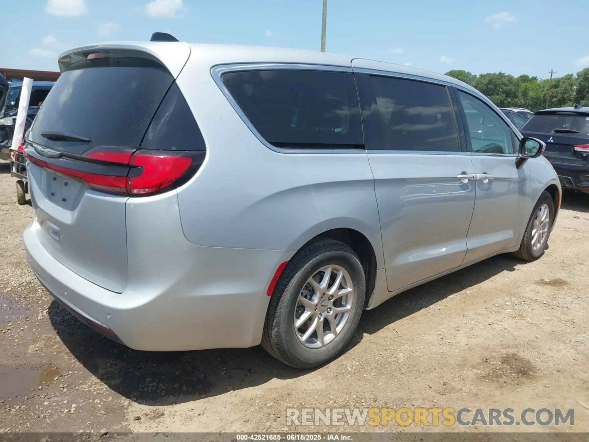 4 Фотография поврежденного автомобиля 2C4RC1BG8PR623994 CHRYSLER PACIFICA 2023