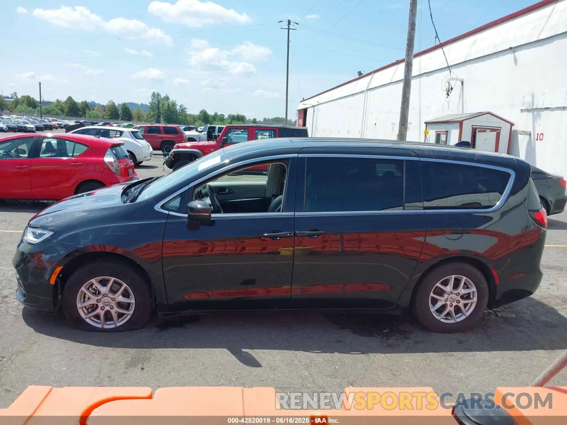 14 Photograph of a damaged car 2C4RC1BG8PR627642 CHRYSLER PACIFICA 2023