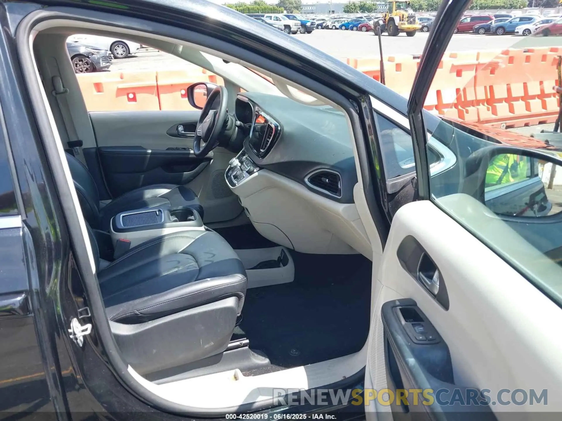 5 Photograph of a damaged car 2C4RC1BG8PR627642 CHRYSLER PACIFICA 2023