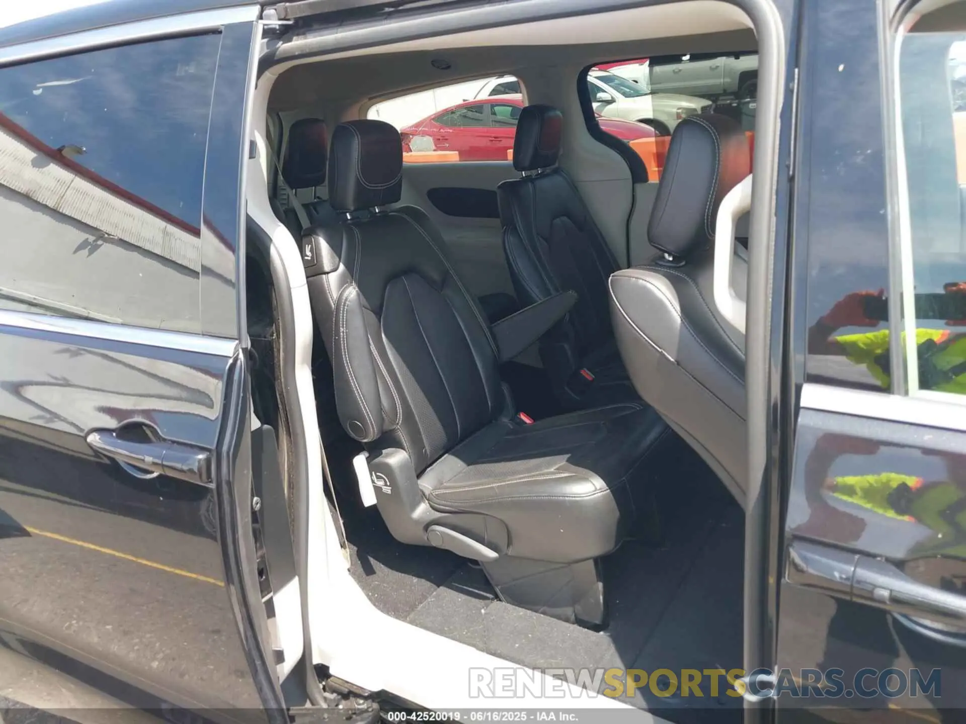 8 Photograph of a damaged car 2C4RC1BG8PR627642 CHRYSLER PACIFICA 2023