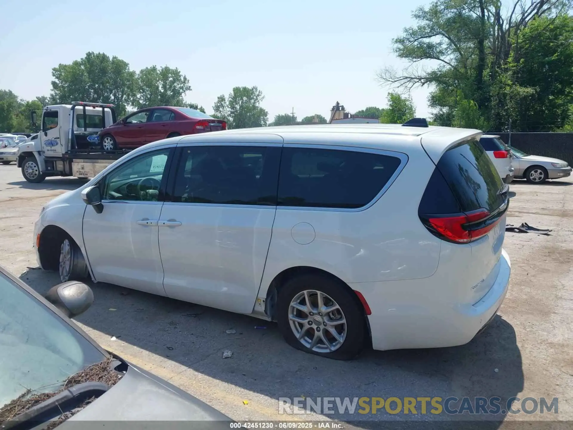 14 Photograph of a damaged car 2C4RC1BG9PR624944 CHRYSLER PACIFICA 2023