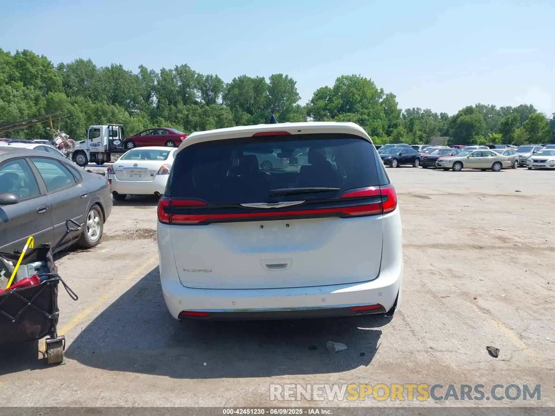 16 Photograph of a damaged car 2C4RC1BG9PR624944 CHRYSLER PACIFICA 2023