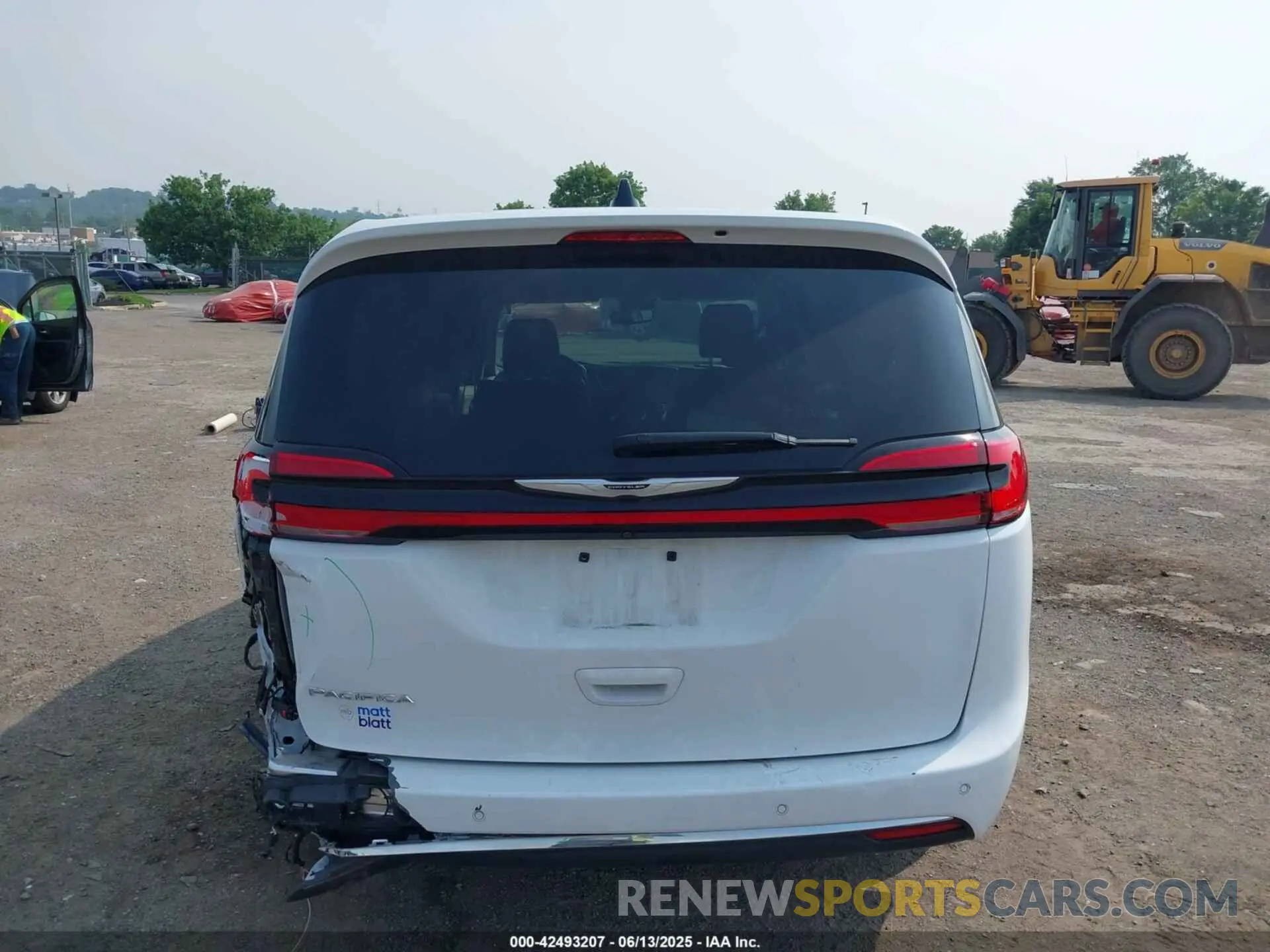 17 Photograph of a damaged car 2C4RC1BGXPR509365 CHRYSLER PACIFICA 2023