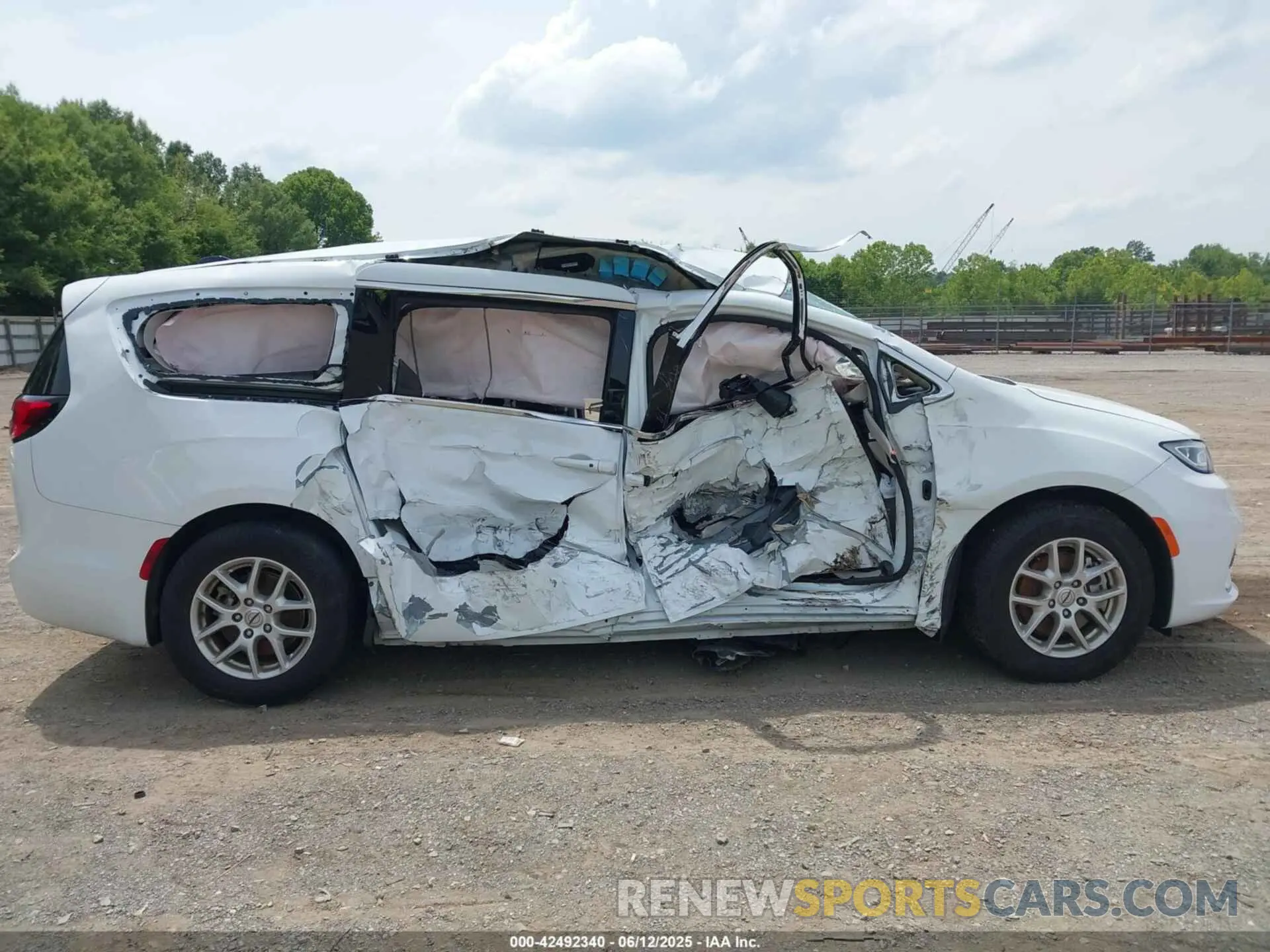 13 Photograph of a damaged car 2C4RC1BGXPR531396 CHRYSLER PACIFICA 2023