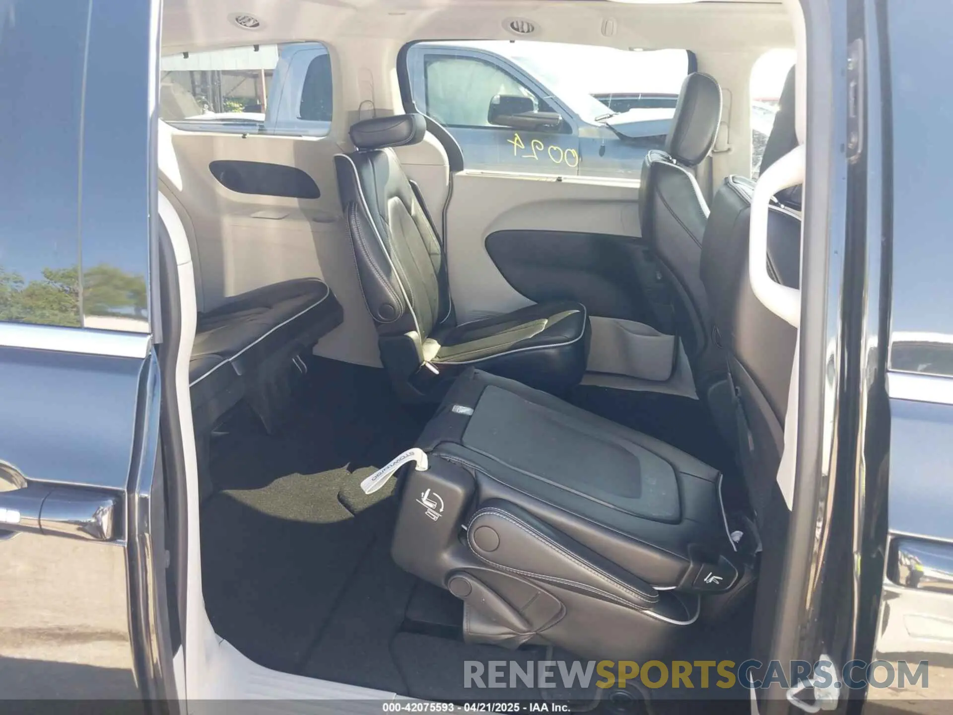 8 Photograph of a damaged car 2C4RC1GG0PR582107 CHRYSLER PACIFICA 2023