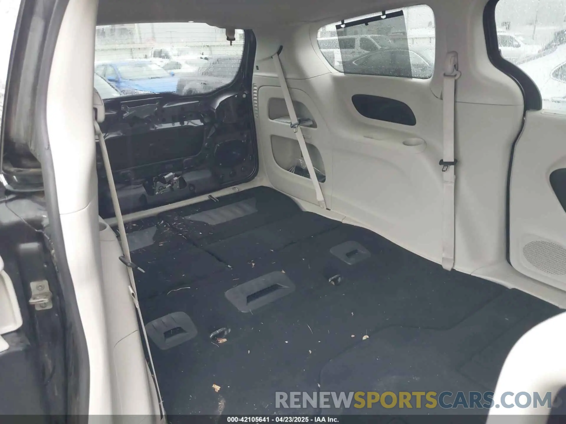 8 Photograph of a damaged car 2C4RC1GG9PR610843 CHRYSLER PACIFICA 2023