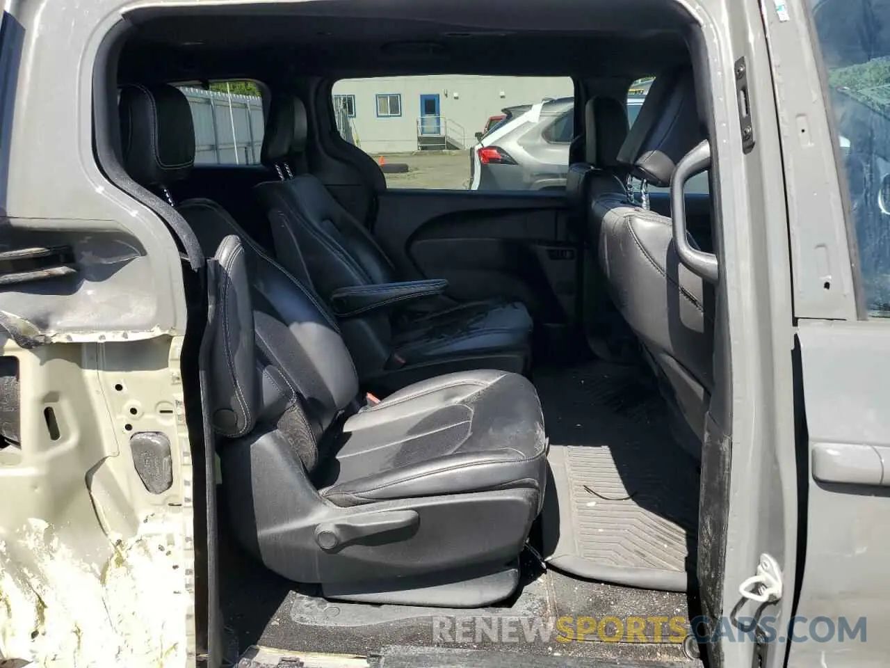11 Photograph of a damaged car 2C4RC1L72PR527633 CHRYSLER PACIFICA 2023