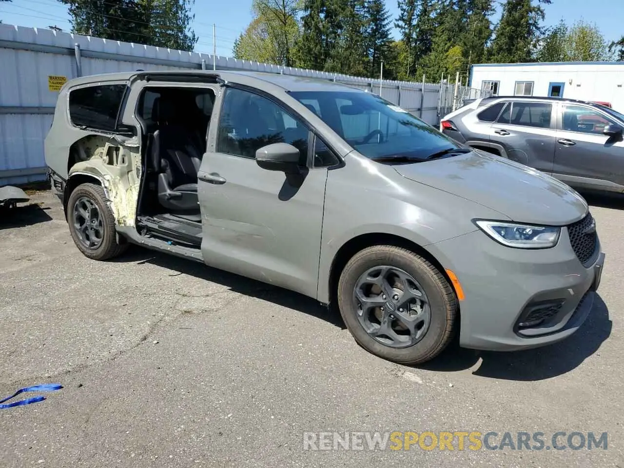 4 Photograph of a damaged car 2C4RC1L72PR527633 CHRYSLER PACIFICA 2023