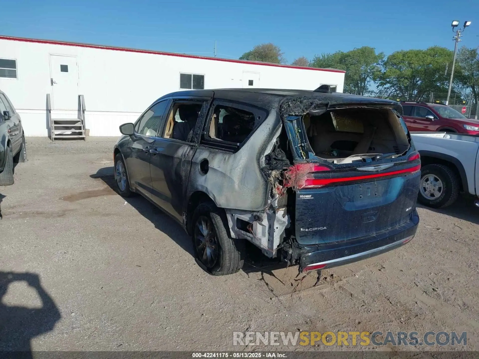 3 Фотография поврежденного автомобиля 2C4RC3BG0PR605159 CHRYSLER PACIFICA 2023