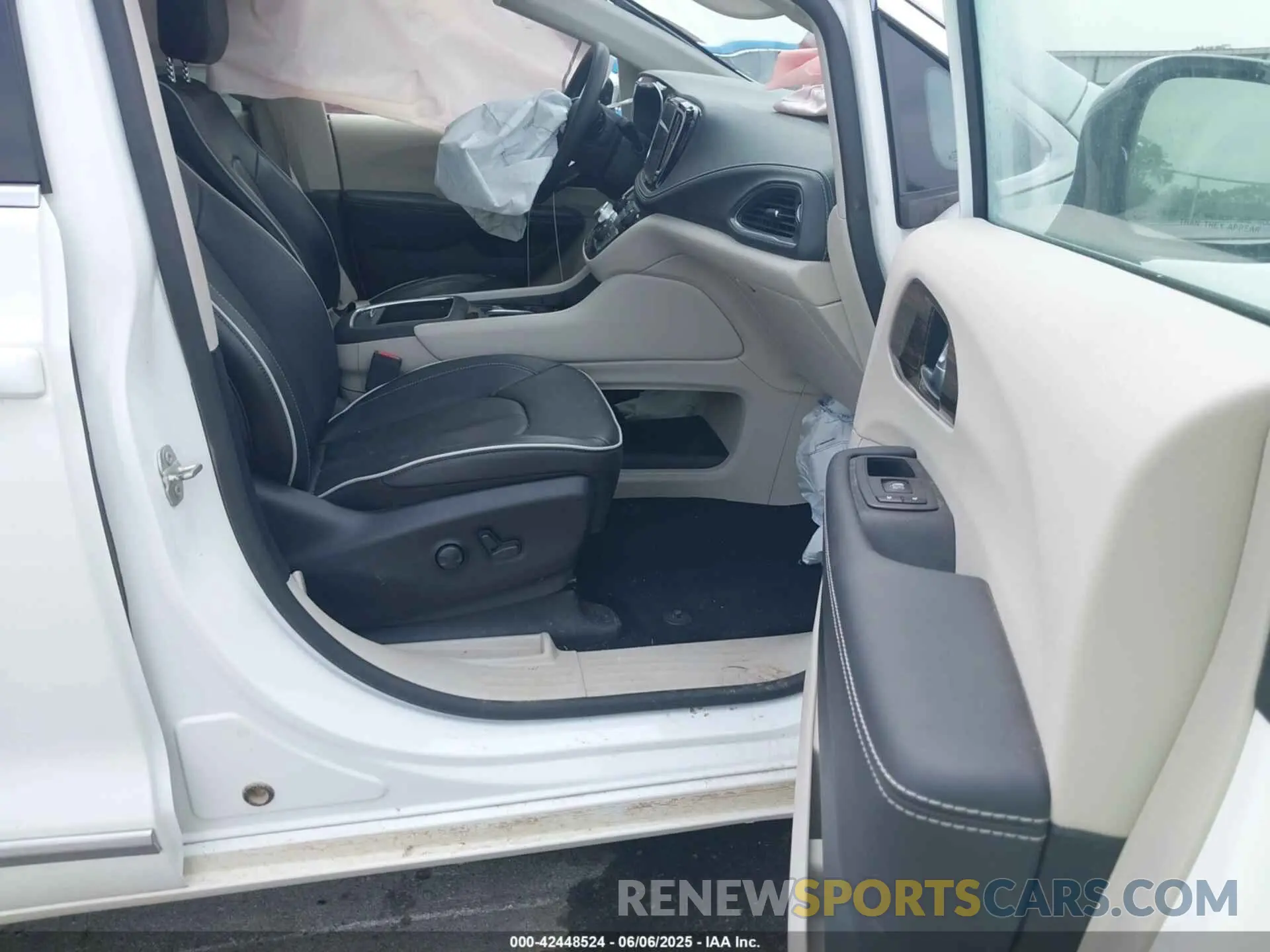 5 Photograph of a damaged car 2C4RC3GGXPR589867 CHRYSLER PACIFICA 2023