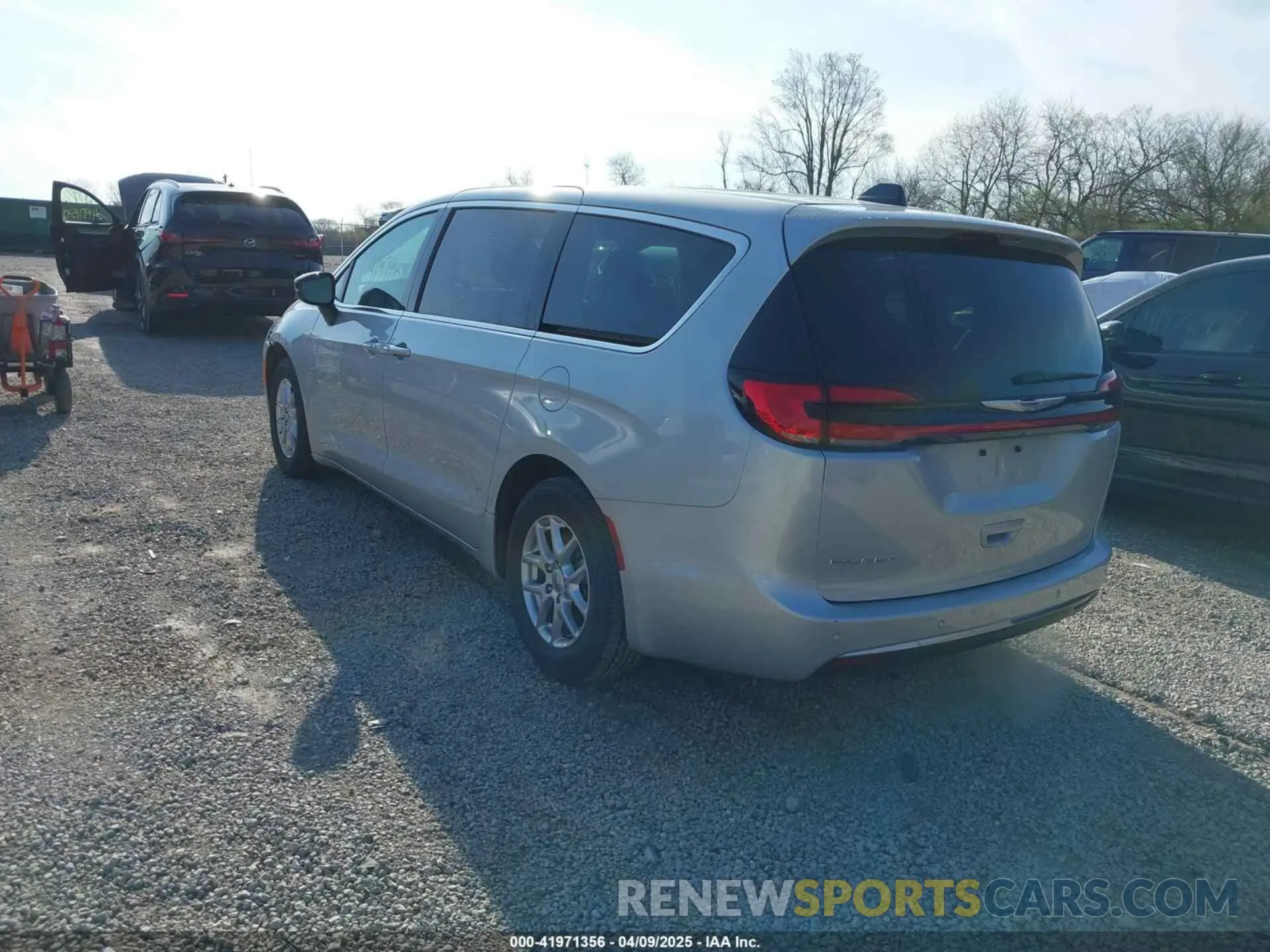 3 Фотография поврежденного автомобиля 2C4RC1BG0RR128241 CHRYSLER PACIFICA 2024