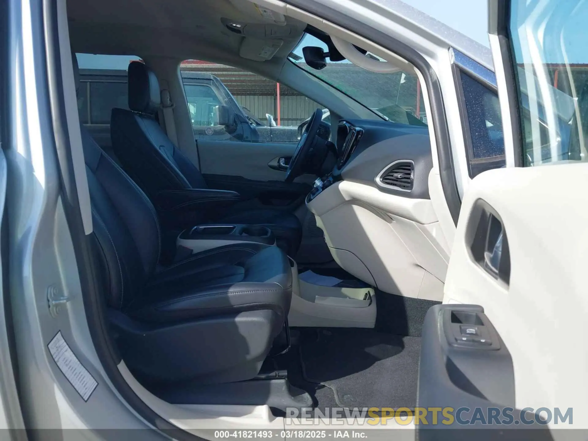 5 Photograph of a damaged car 2C4RC1BG3RR128203 CHRYSLER PACIFICA 2024