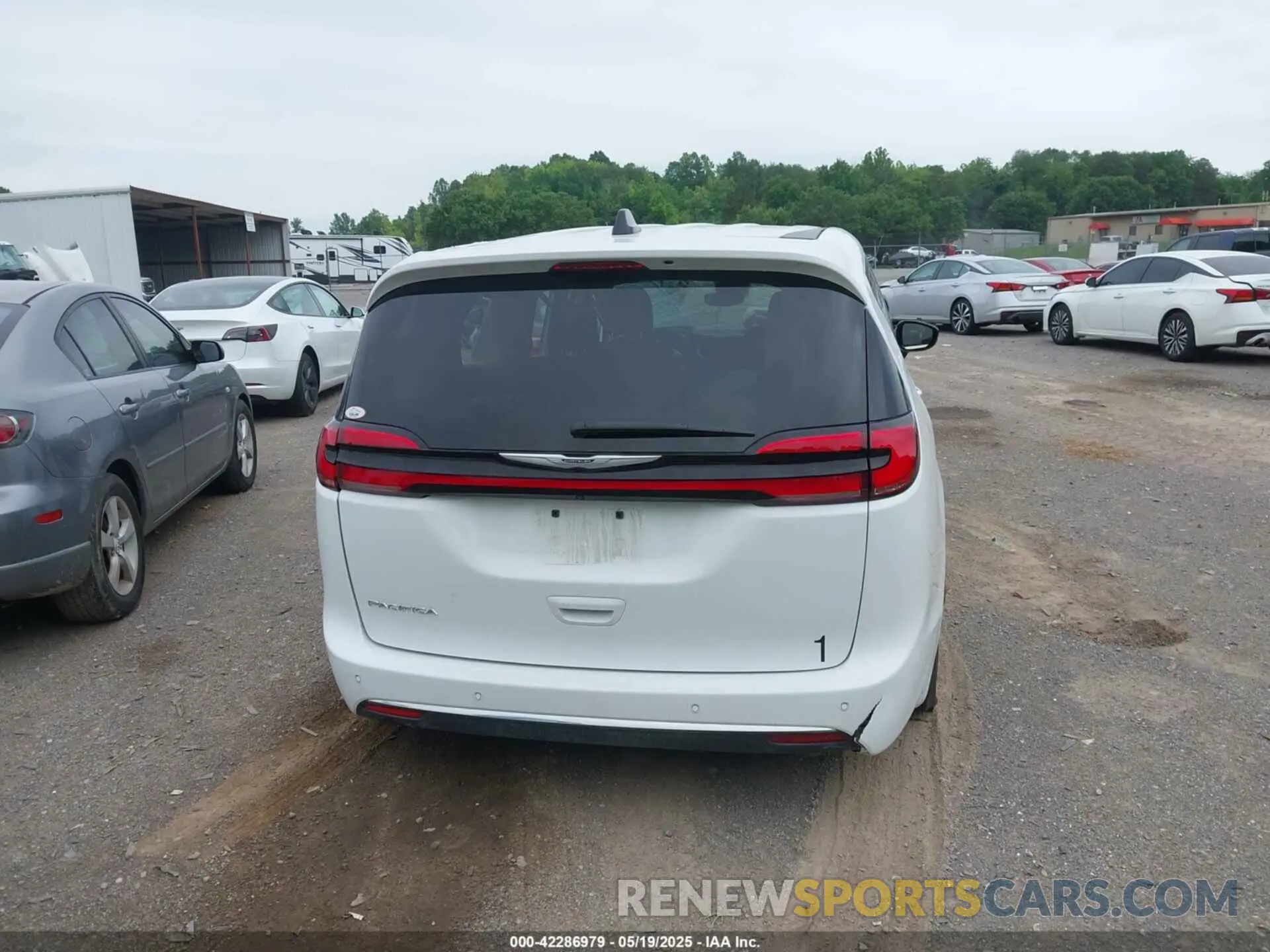 16 Photograph of a damaged car 2C4RC1BG3RR202770 CHRYSLER PACIFICA 2024