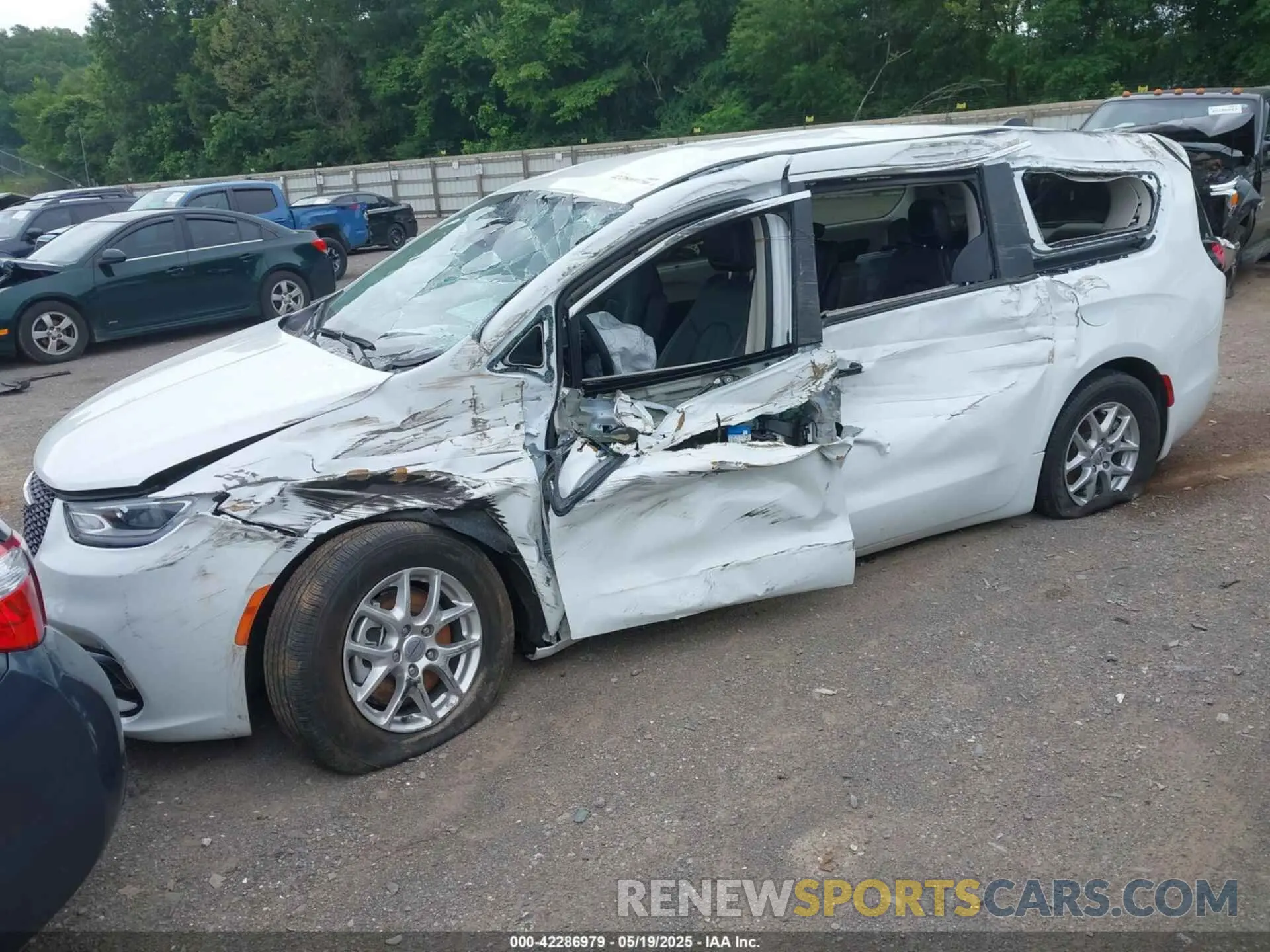 2 Photograph of a damaged car 2C4RC1BG3RR202770 CHRYSLER PACIFICA 2024