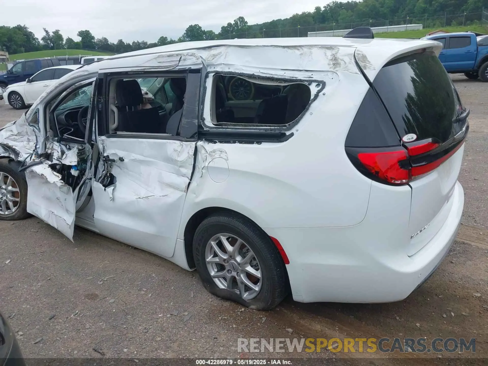 3 Photograph of a damaged car 2C4RC1BG3RR202770 CHRYSLER PACIFICA 2024