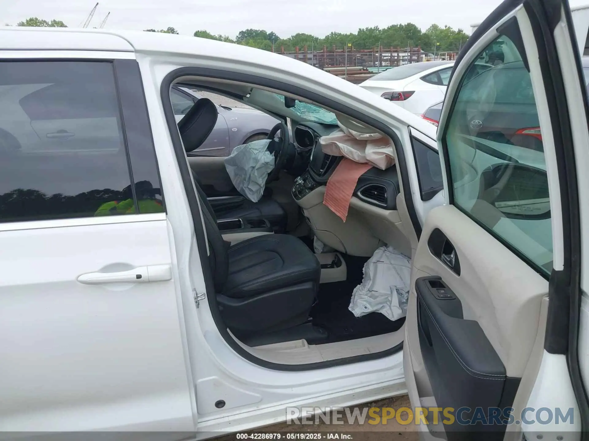 5 Photograph of a damaged car 2C4RC1BG3RR202770 CHRYSLER PACIFICA 2024