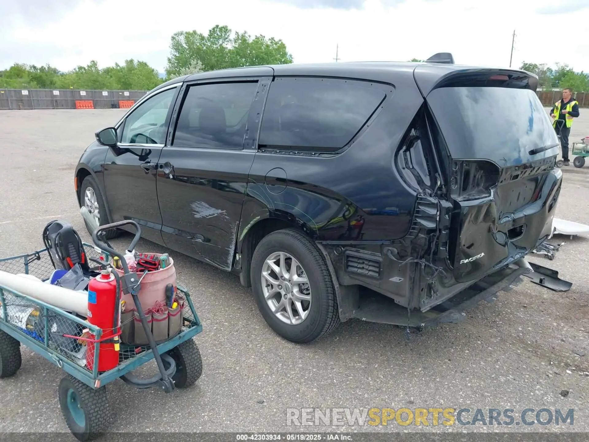 3 Photograph of a damaged car 2C4RC1BG5RR136139 CHRYSLER PACIFICA 2024