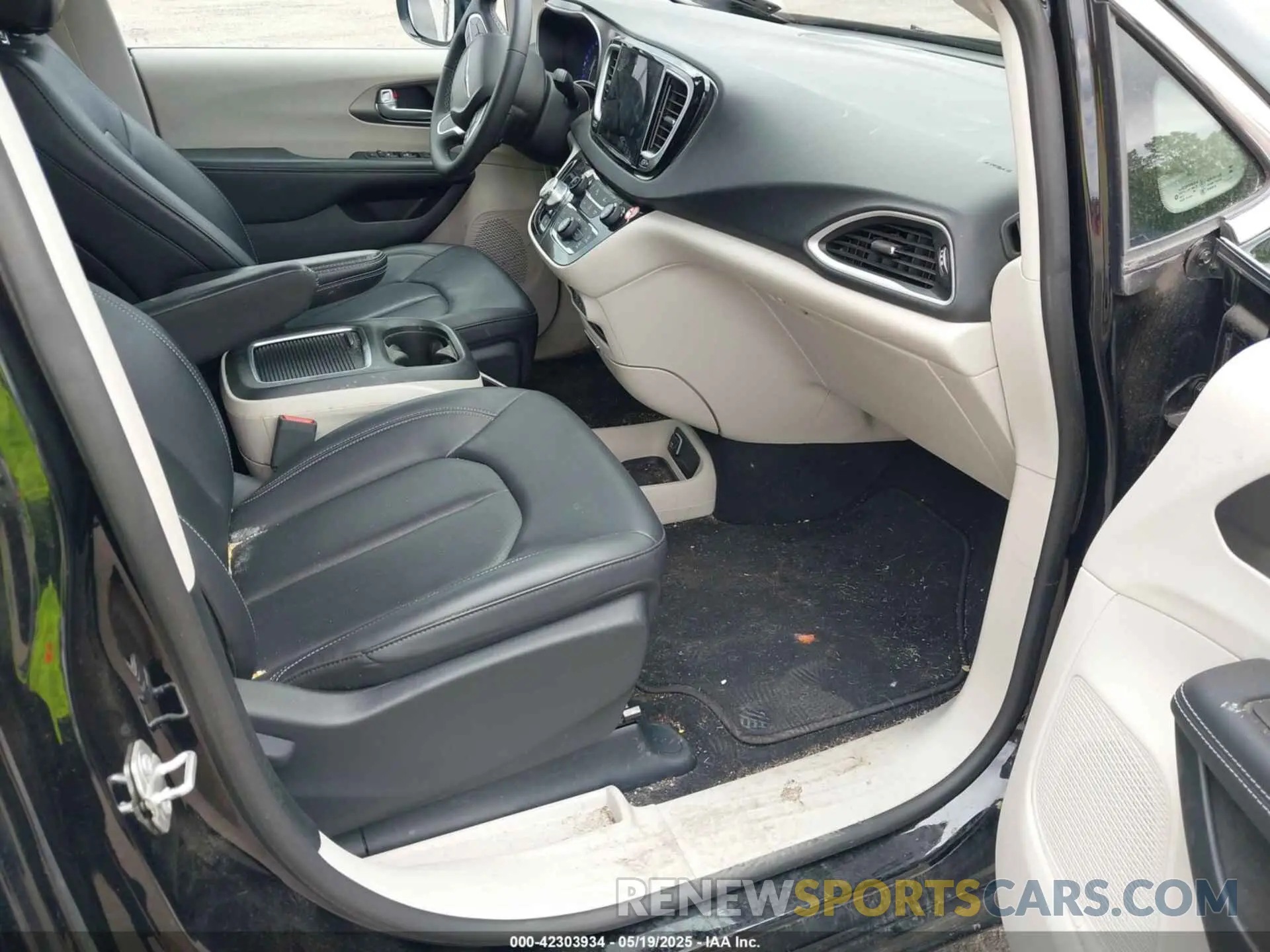 5 Photograph of a damaged car 2C4RC1BG5RR136139 CHRYSLER PACIFICA 2024